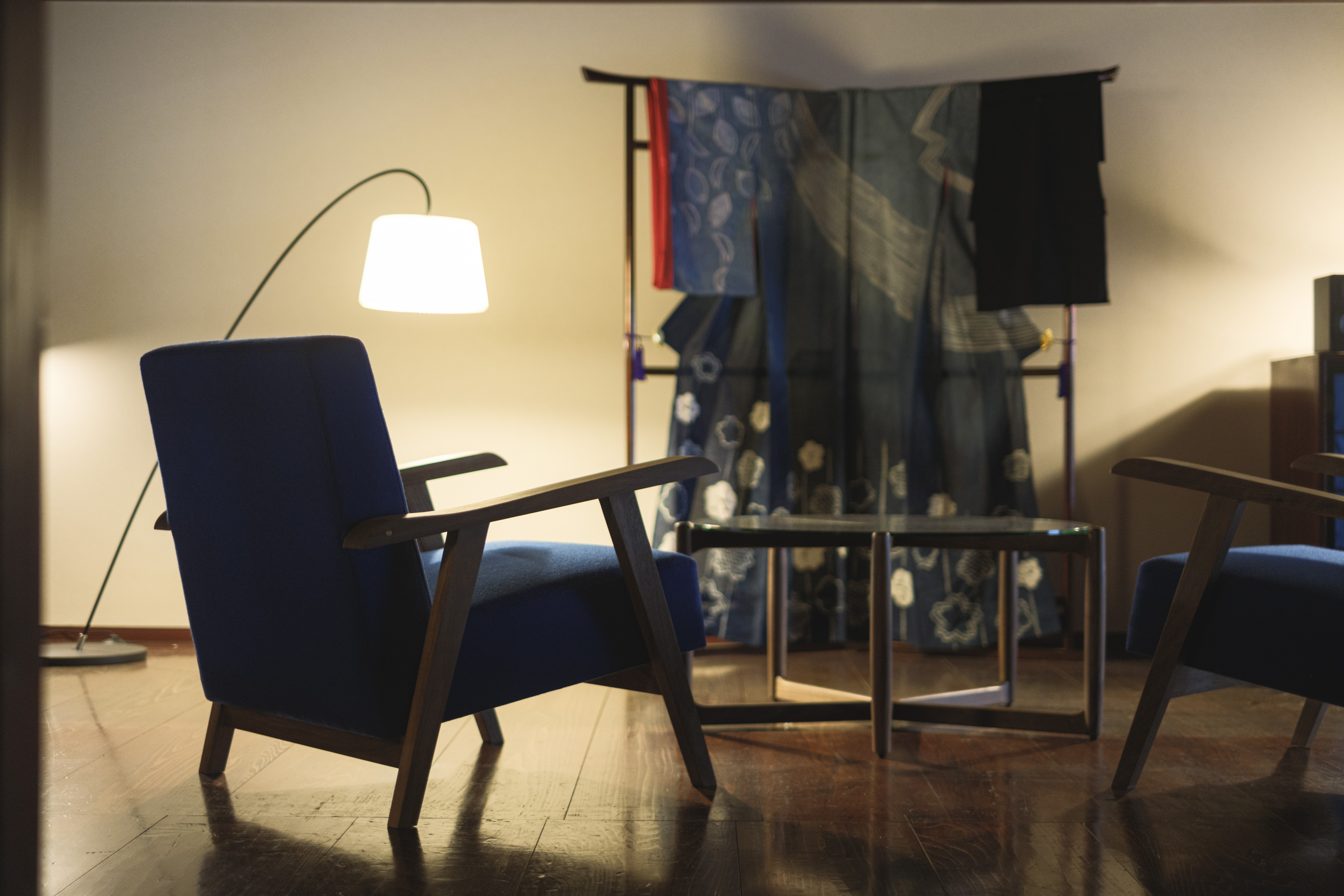 Suite with Aizome｜蔵のダイナミックな梁を臨む2Fベッドルームに盆踊衣装を特別展示