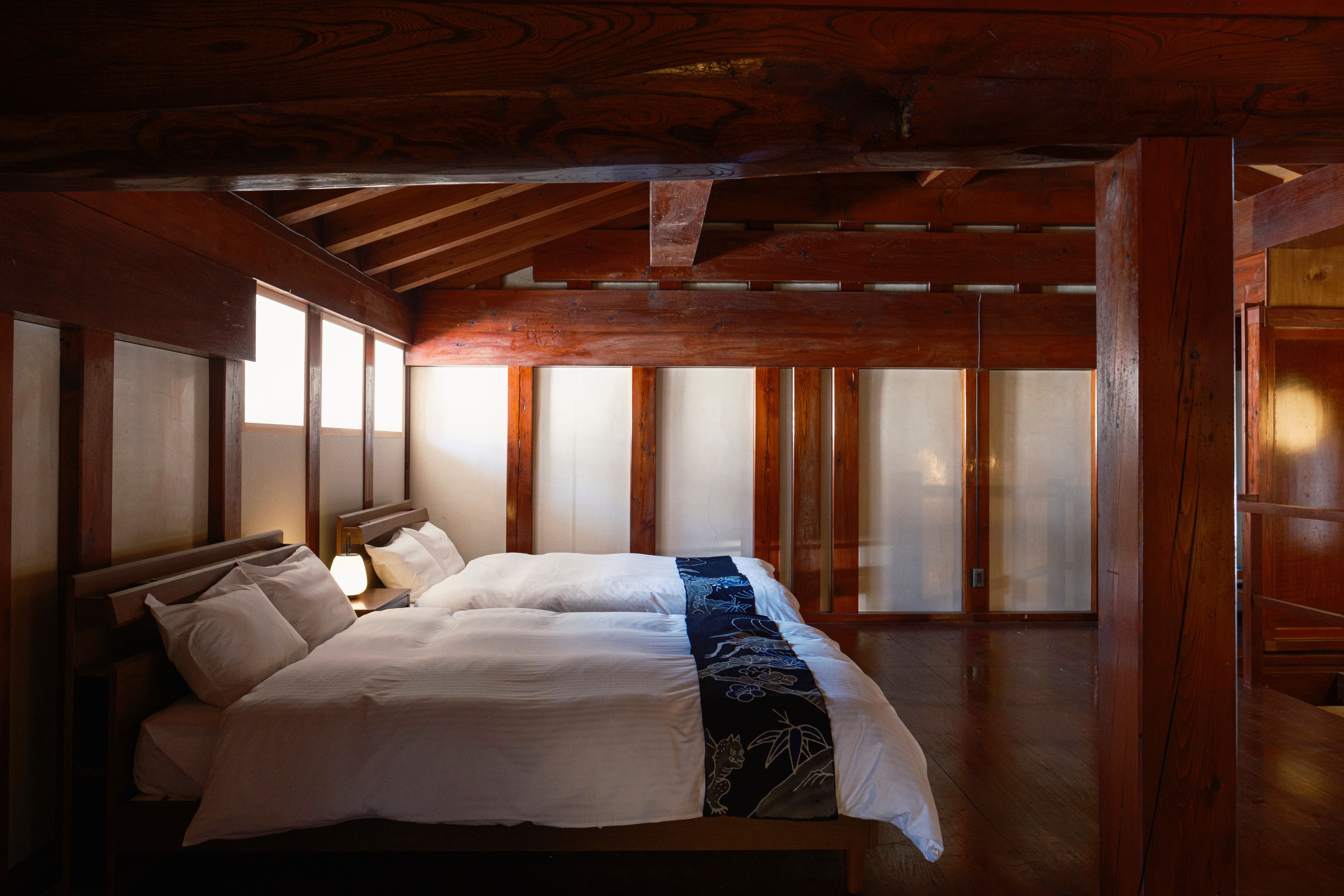 Suite with Aizome｜ベッドライナーには旧柴与家に残されていた藍染め布を活用