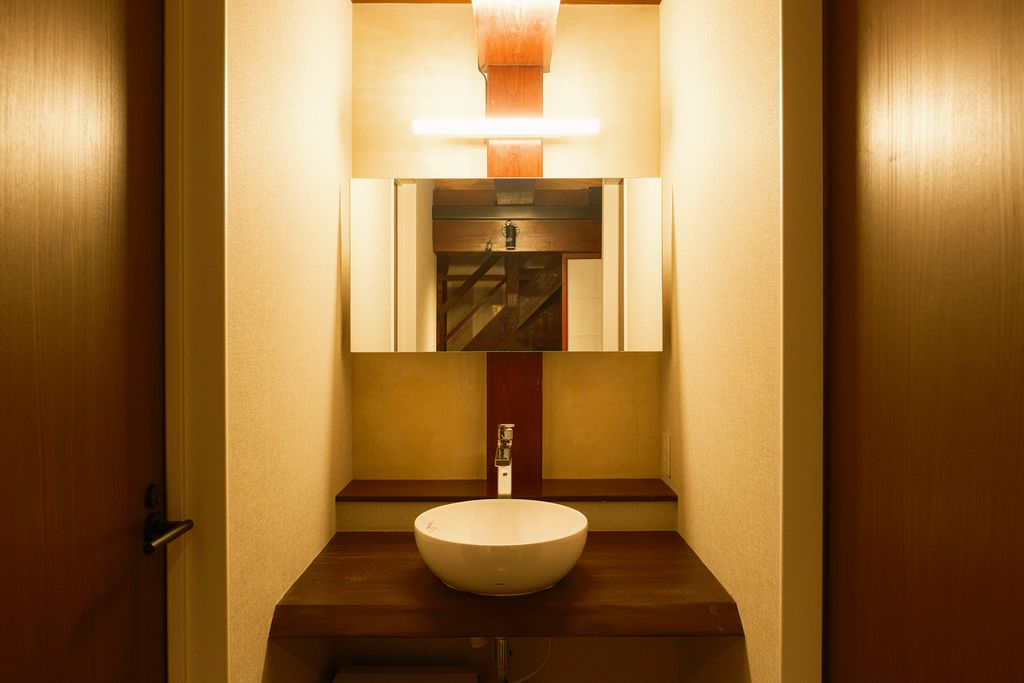 Bank/Box Room｜内蔵の趣を活かし無垢の秋田杉を使用したバンク/ボックスルームのサニタリー