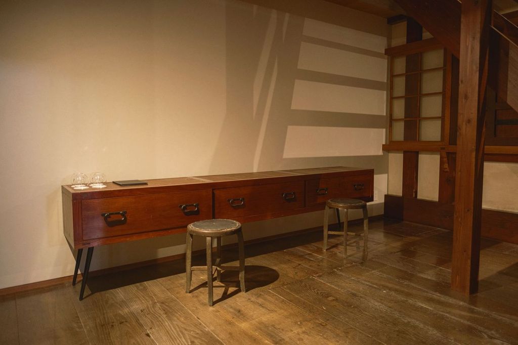 Bank/Box Room｜バンク/ボックスルーム1Fには一段箪笥をアップサイクルしたテーブル