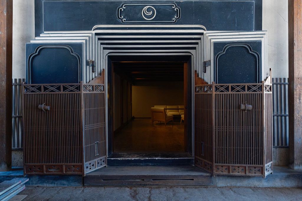Suite with Hanui｜蔵の重厚な門扉をそのまま活用した客室エントランス