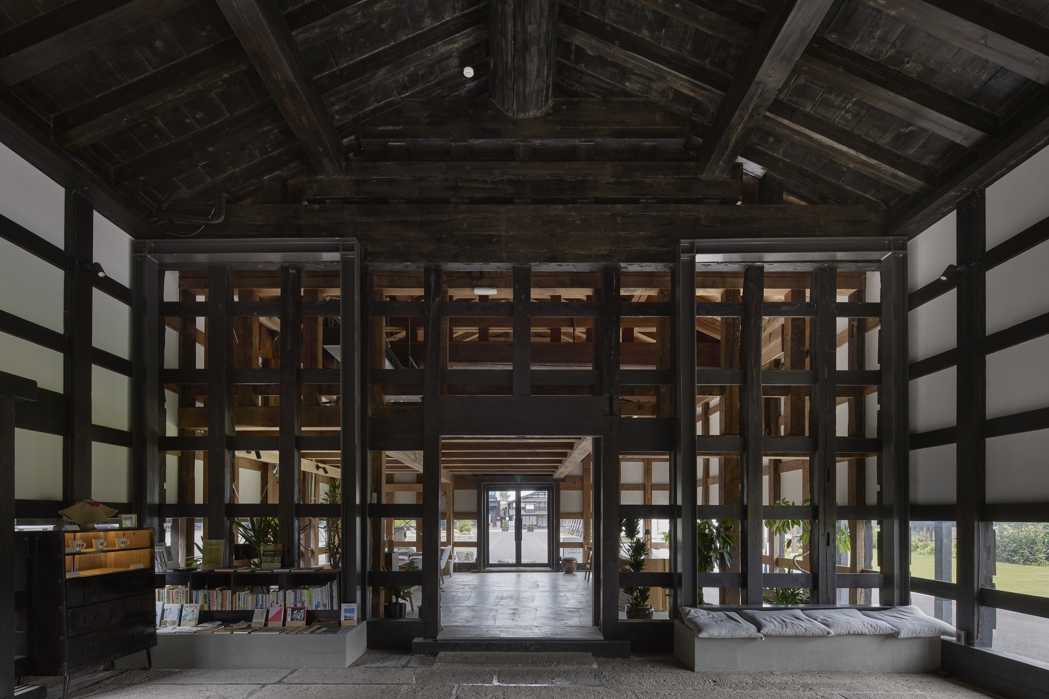 Lounge｜米蔵の柱や梁などはそのままにフロントやカフェ&バー等に改修したラウンジ棟