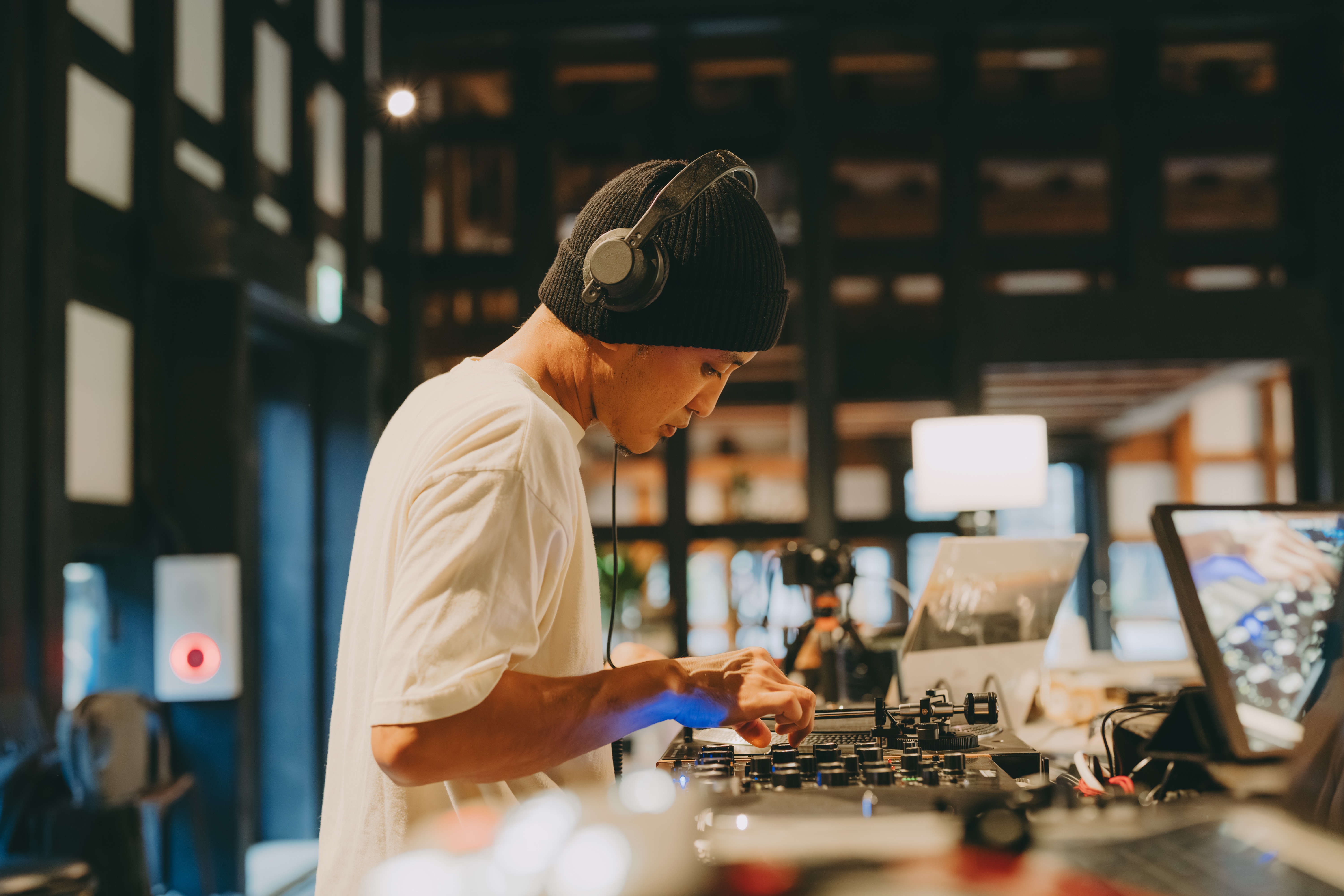 Lounge｜ラウンジ内のDJブースでは定期的に音楽イベントを開催