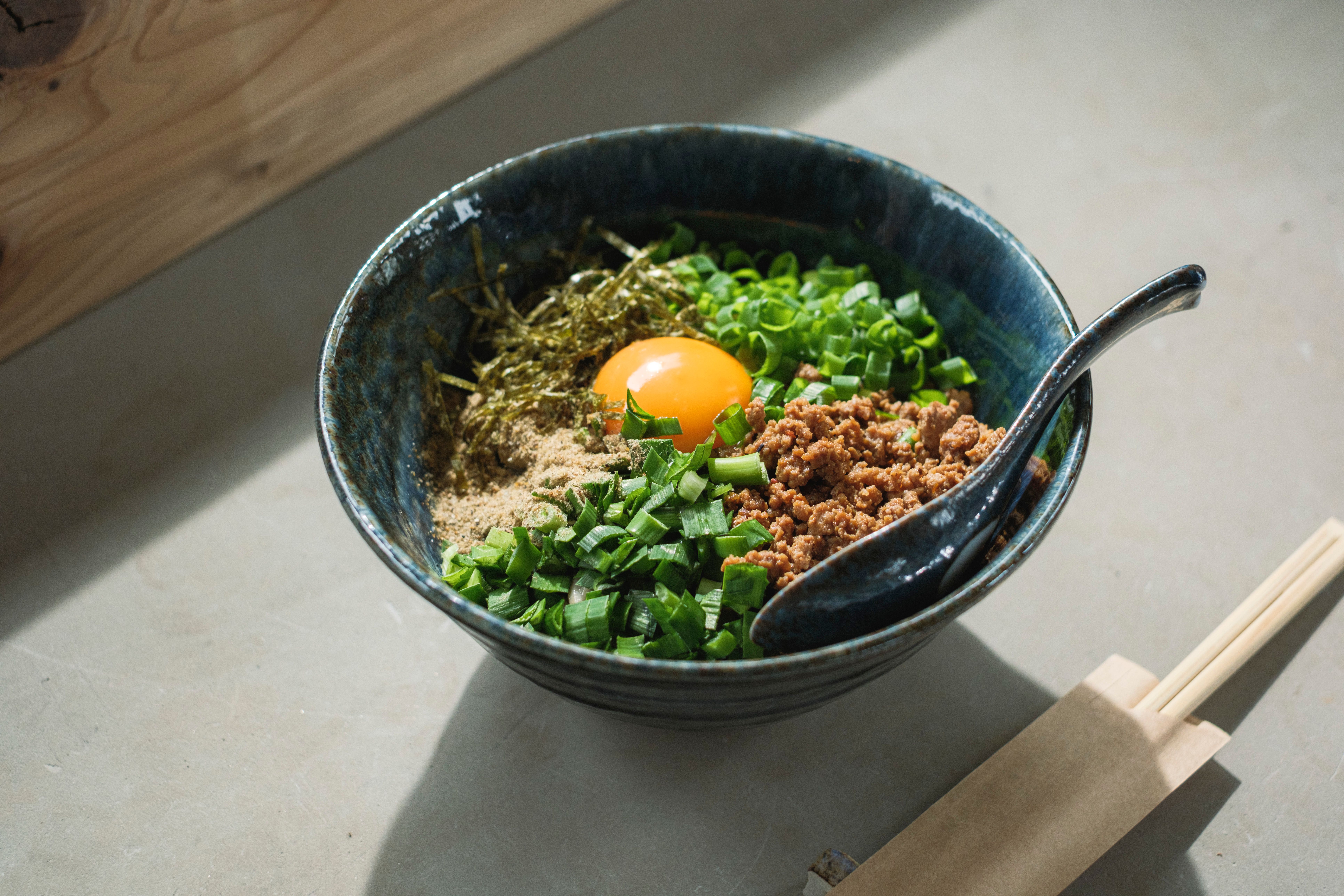 Cafe & Bar｜ラウンジ内カフェ&バーで提供する台湾風まぜ蕎麦