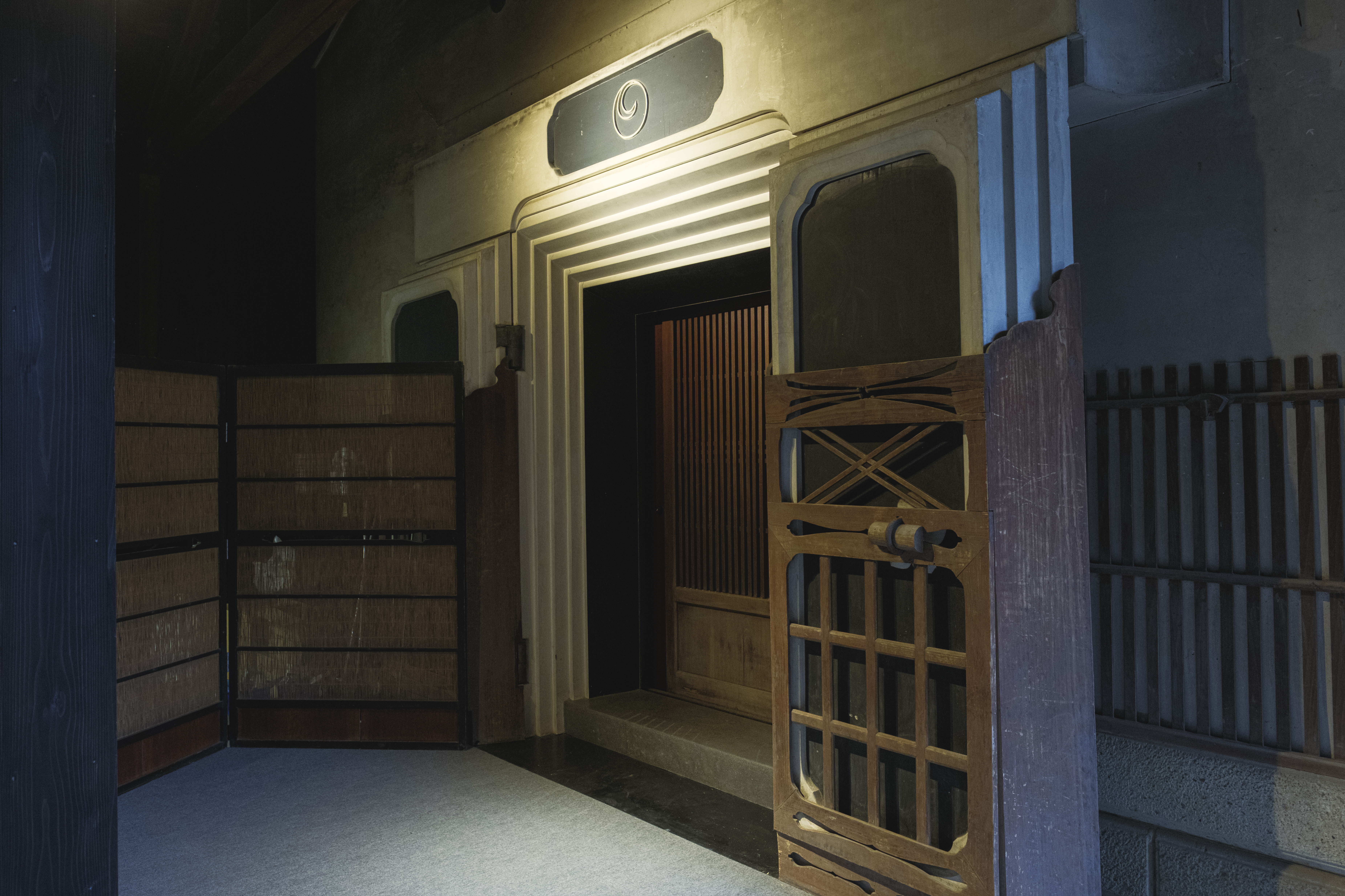 Bank room｜蔵の重厚な門扉をそのまま活用した客室エントランス