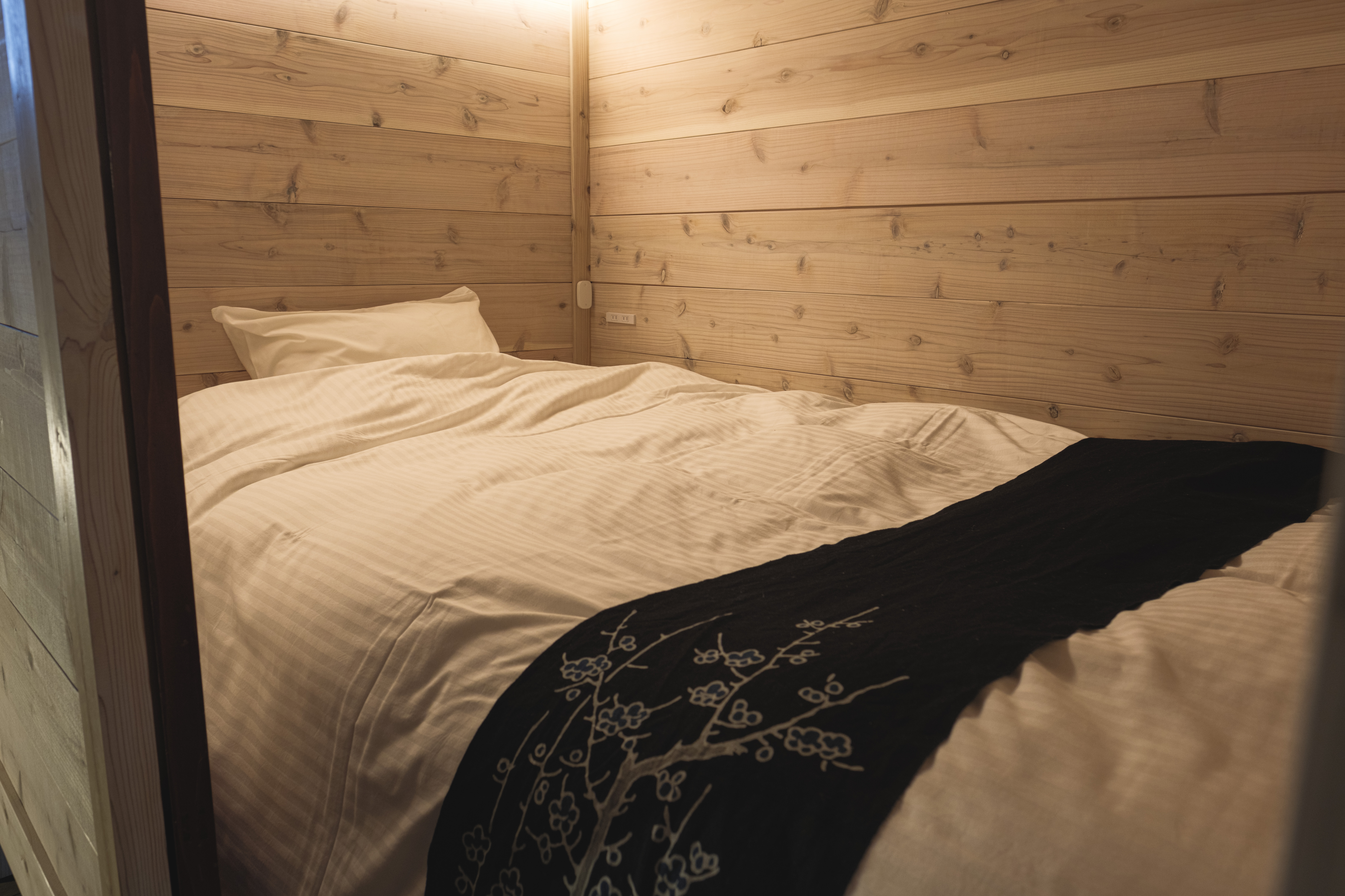 Box Room｜秋田杉を用いたセミダブルサイズのオリジナルベッドが人気のボックスルーム