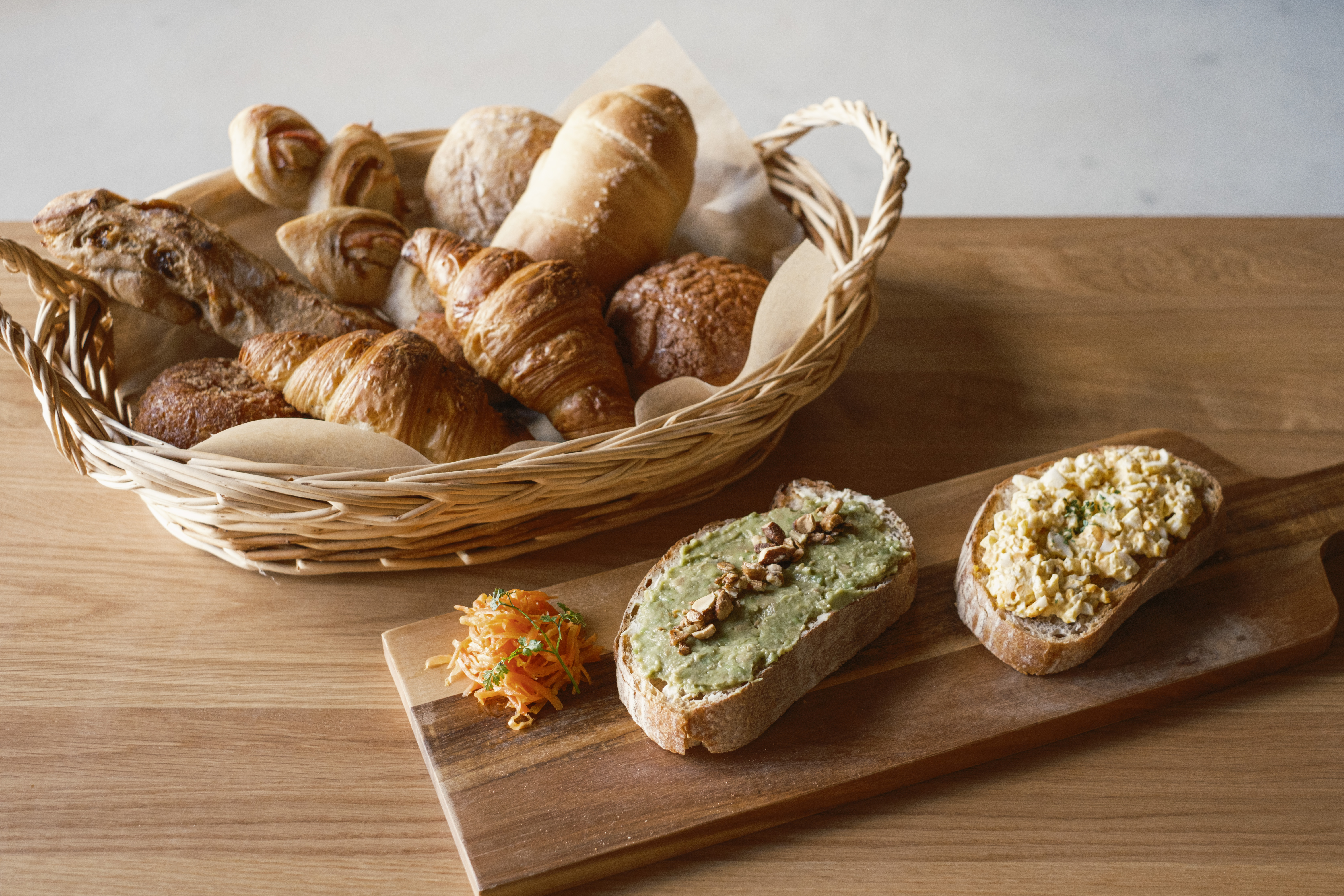 Cafe & Bar｜ラウンジ内カフェ&バーでは人気ベーカリーのこだわりパンを取り扱っています