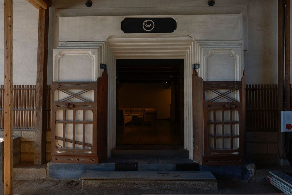 Suite with Aizome｜蔵の重厚な門扉をそのまま活用した客室エントランス