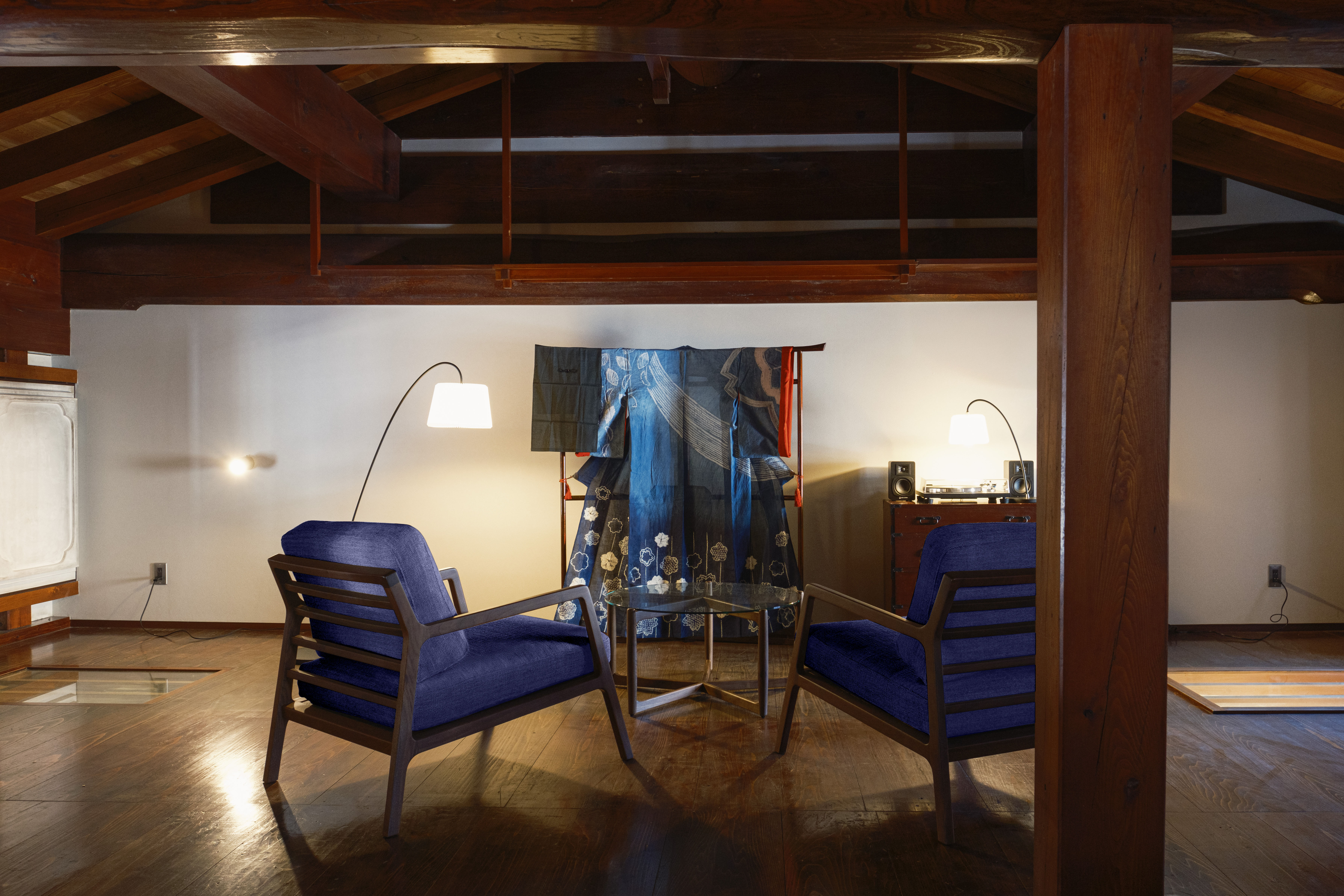 Suite with Aizome｜蔵のダイナミックな梁を臨む2Fベッドルームに盆踊衣装を特別展示