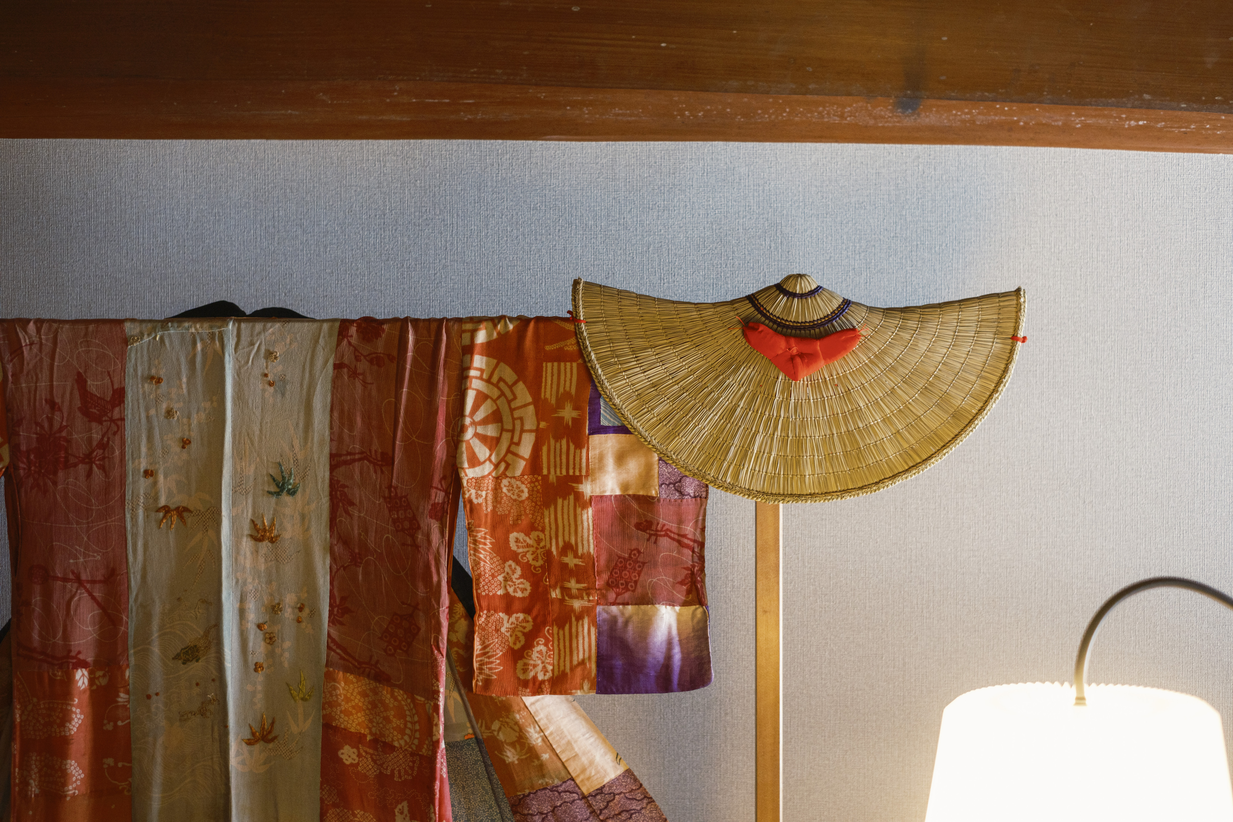 Suite with Hanui｜蔵のダイナミックな梁を臨む2Fベッドルームに盆踊衣装を特別展示