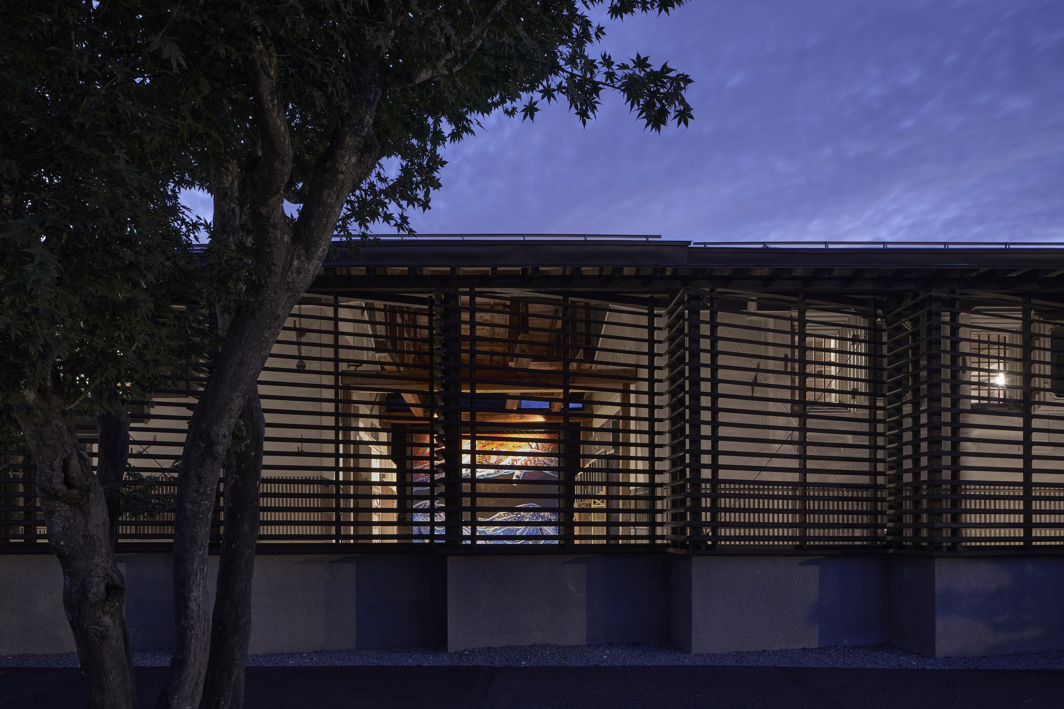 Facade｜ラウンジ前のひろばからも永沢碧衣氏の大型アート作品「廻流」を鑑賞することができる