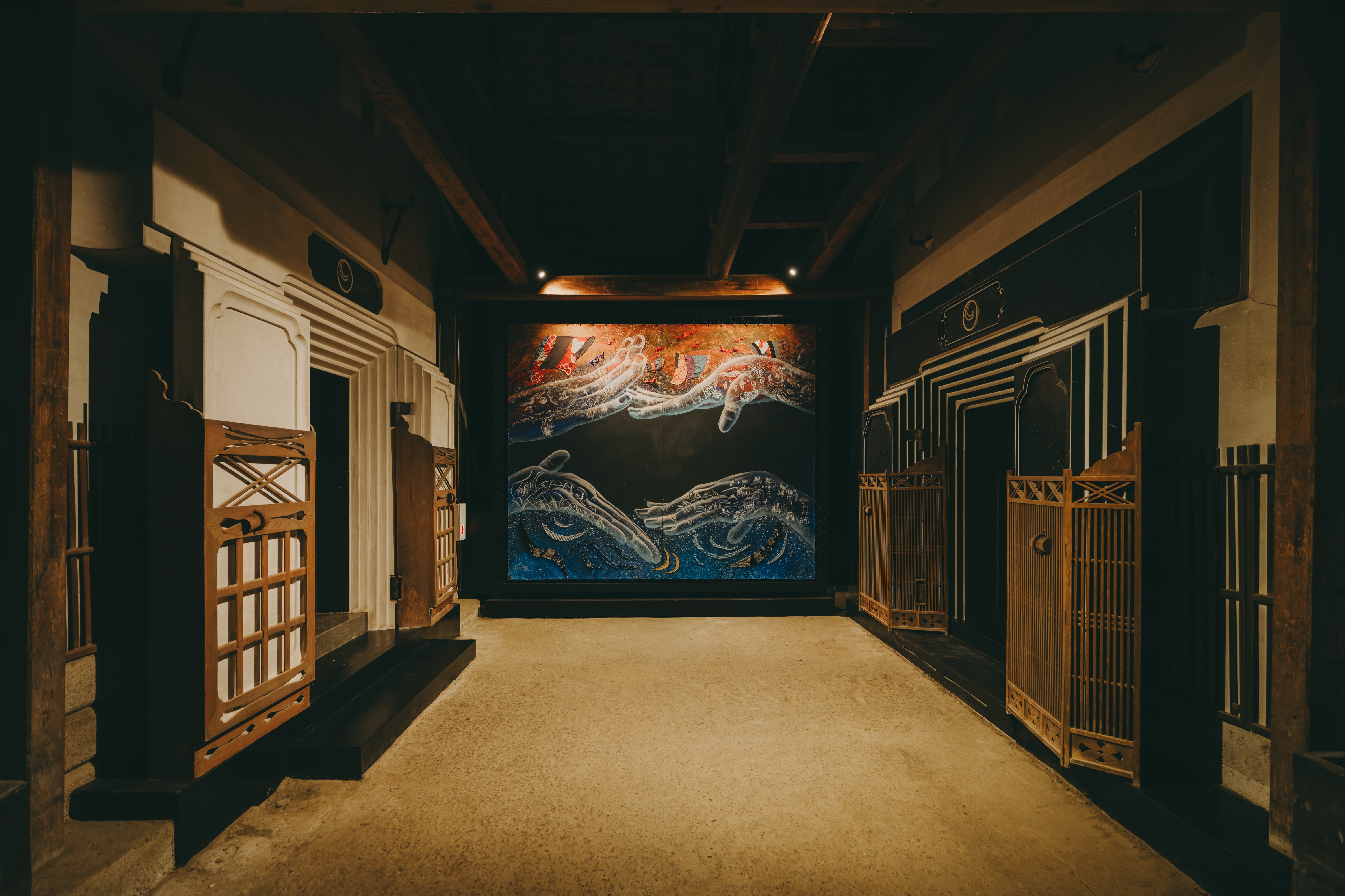 Art｜客室となっている内蔵２棟の間には西馬音内盆踊りをテーマにした永沢碧衣氏の大型アート「廻流」