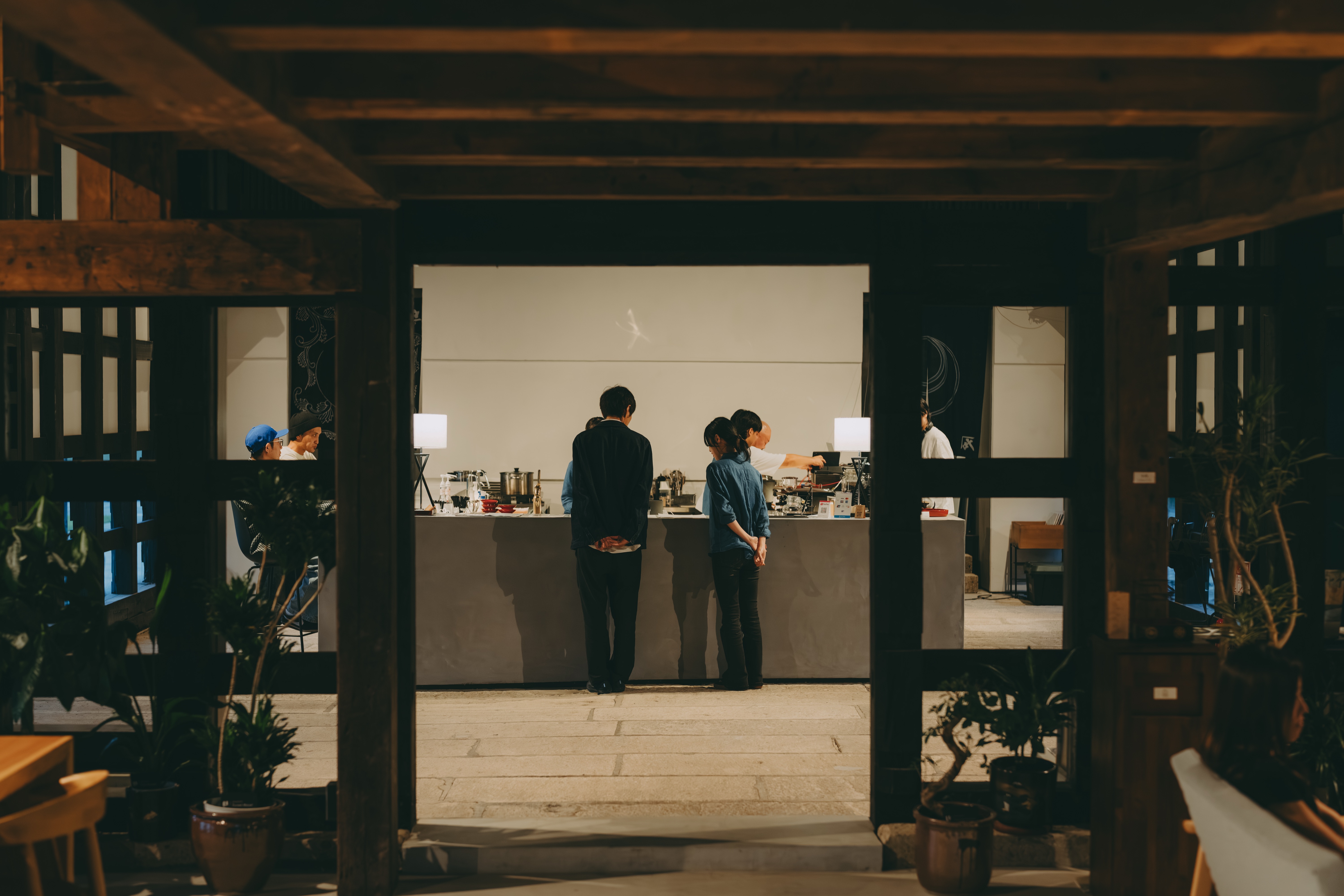 Lounge｜米蔵を改修したラウンジ棟にはフロント/カフェ&バー/DJブース/ブック＆レコードライブ