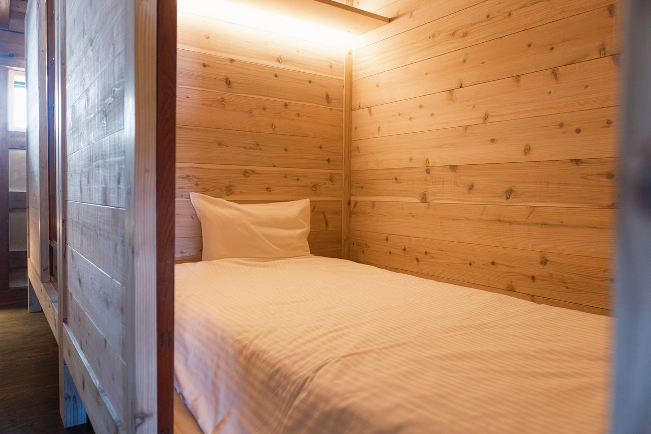 Box Room｜秋田杉を用いたセミダブルサイズのオリジナルベッドが人気のボックスルーム