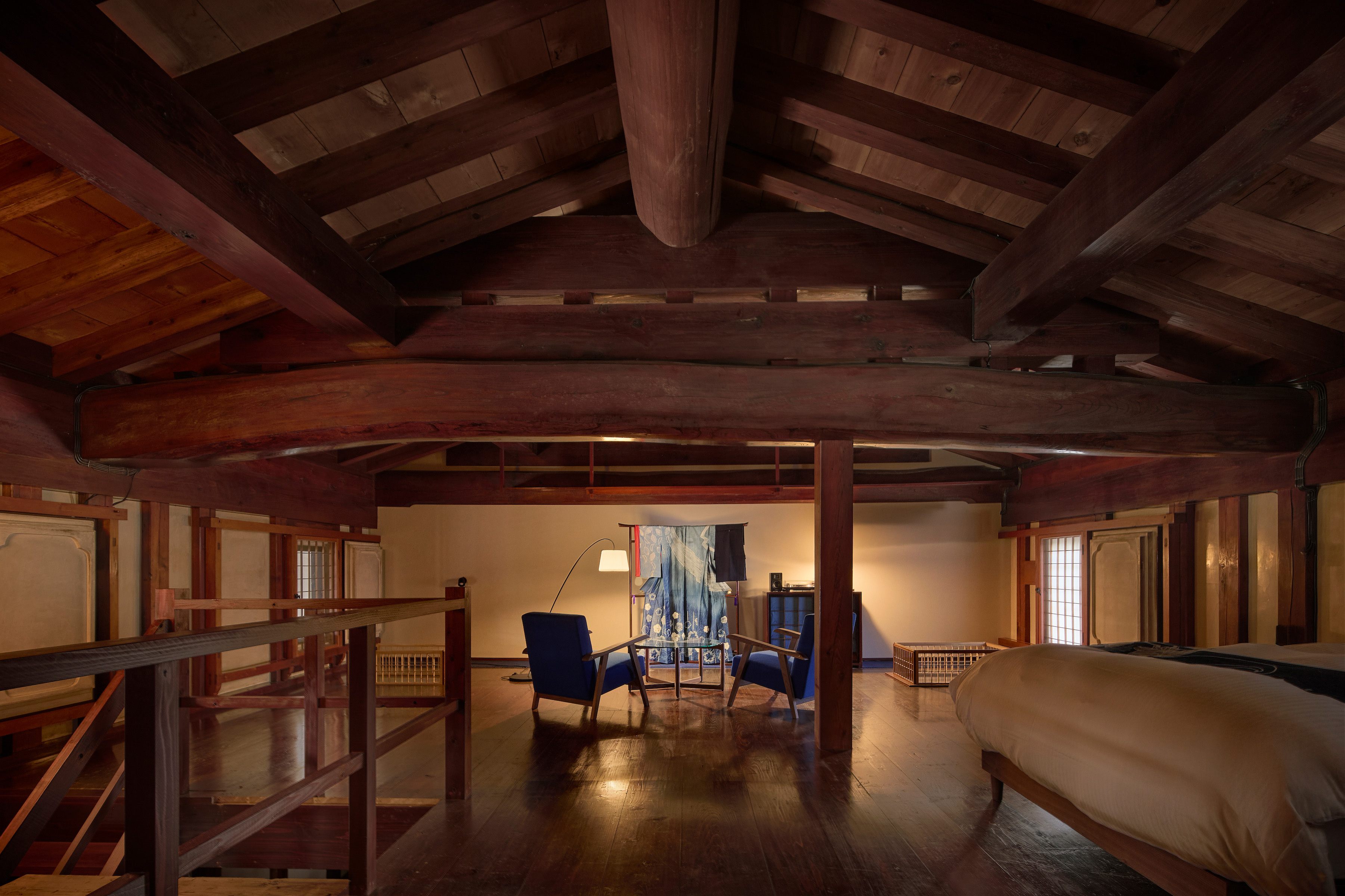 Suite with Aizome｜蔵のダイナミックな梁を臨む2Fベッドルームに盆踊衣装を特別展示し