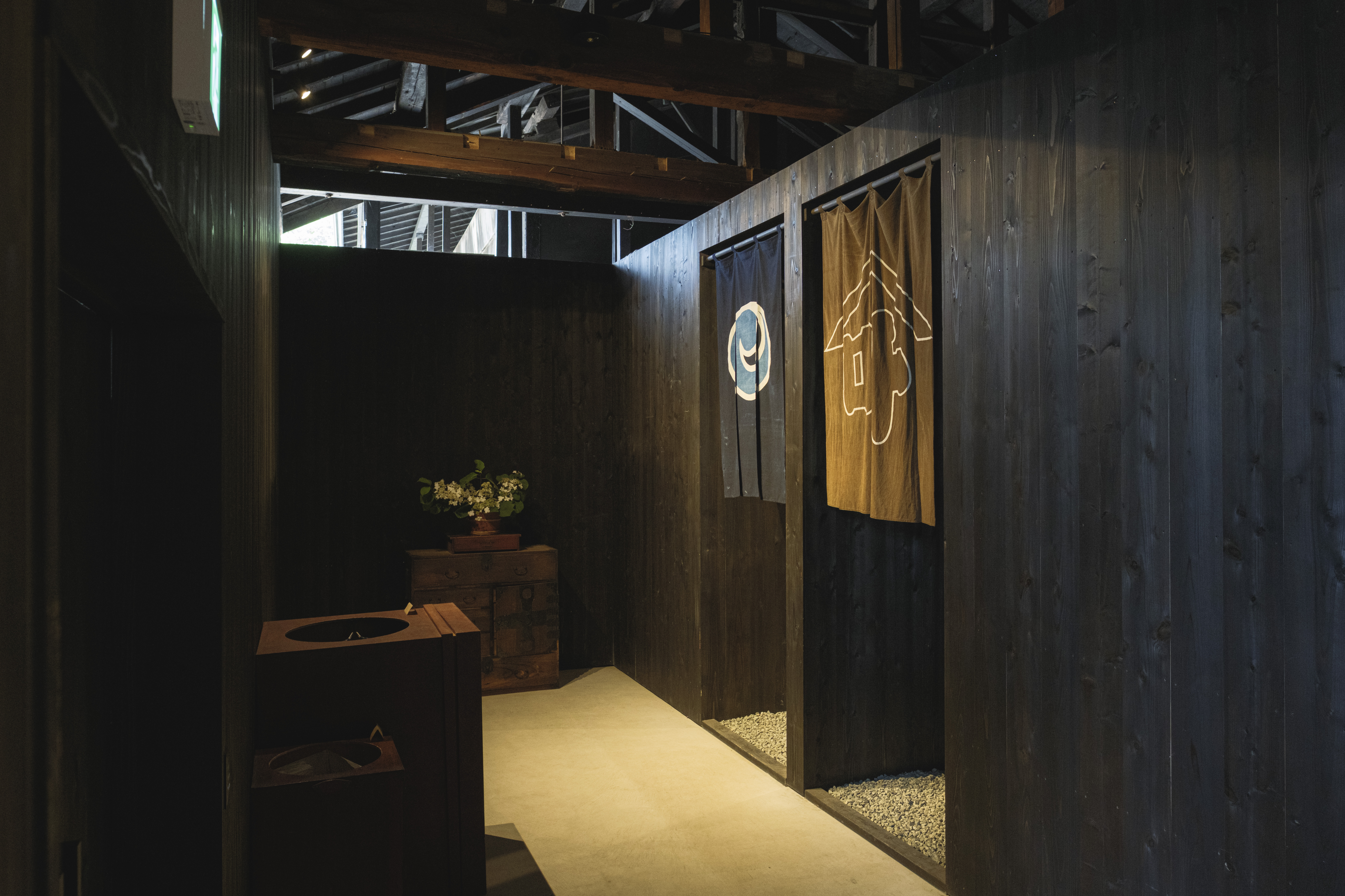 Sauna｜サウナの入り口には家紋や屋号の入った暖簾を使用