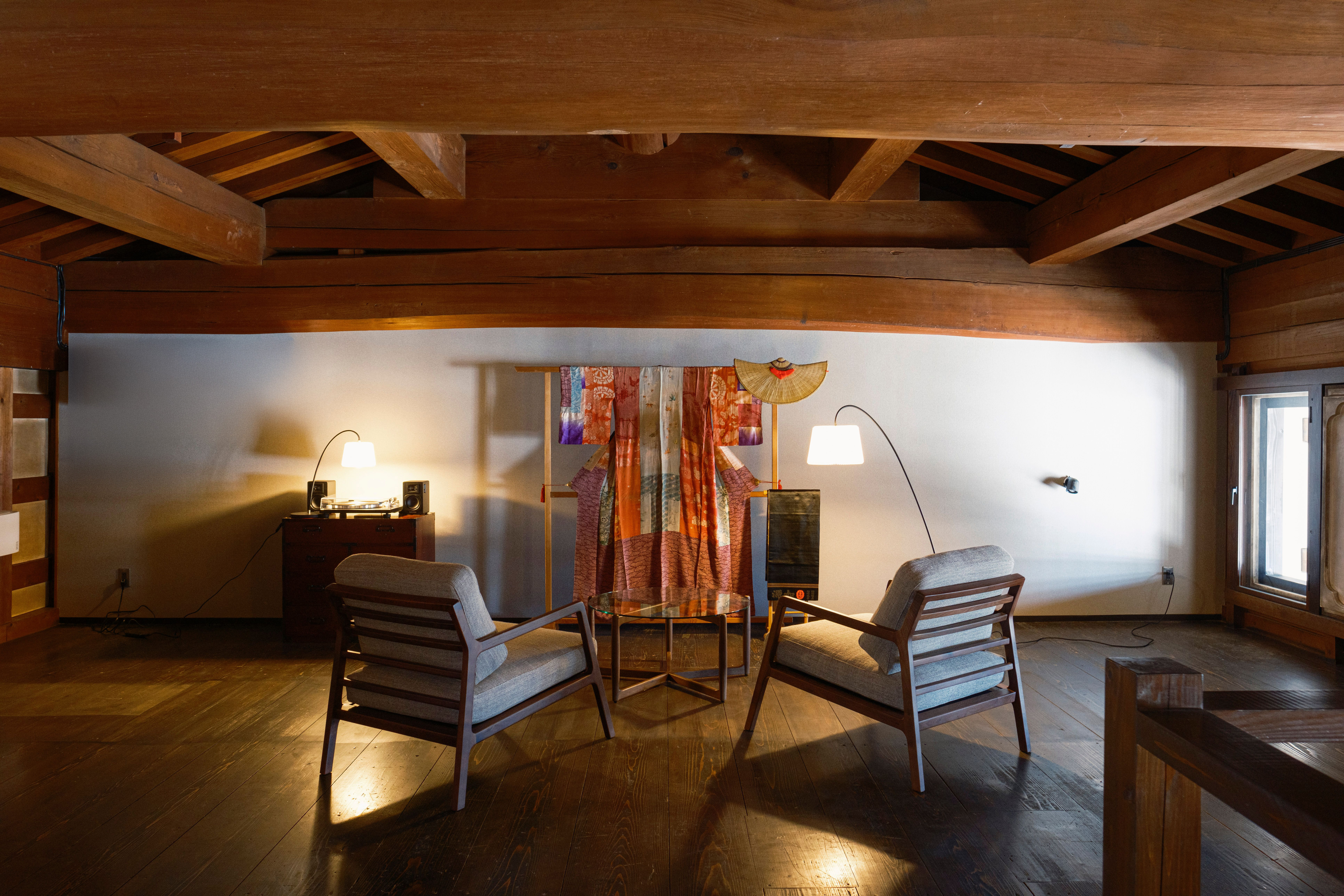 Suite with Hanui｜蔵のダイナミックな梁を臨む2Fベッドルームに盆踊衣装を特別展示