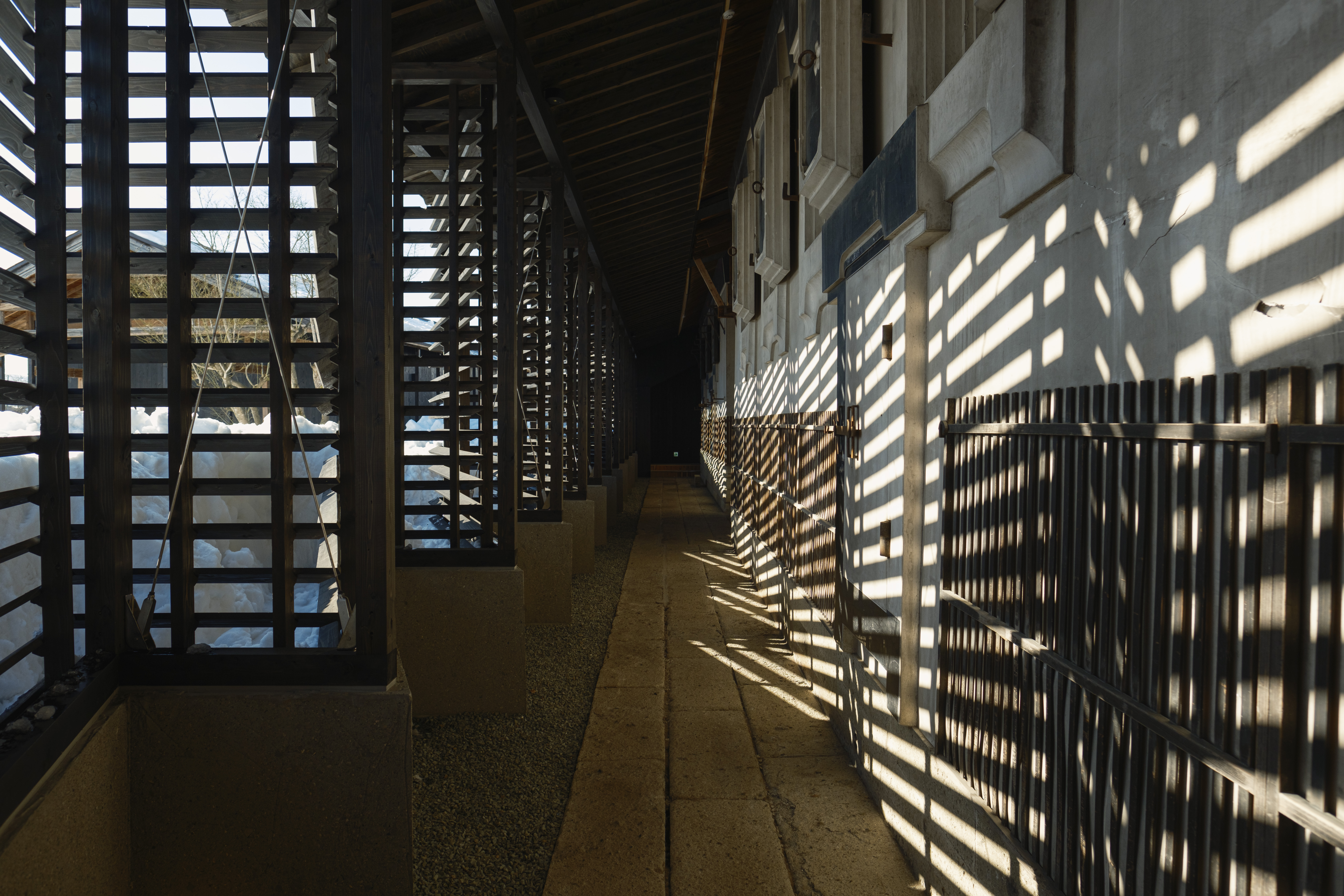 Corridor｜客室となっている内蔵2棟をつなぐ半屋外の通路