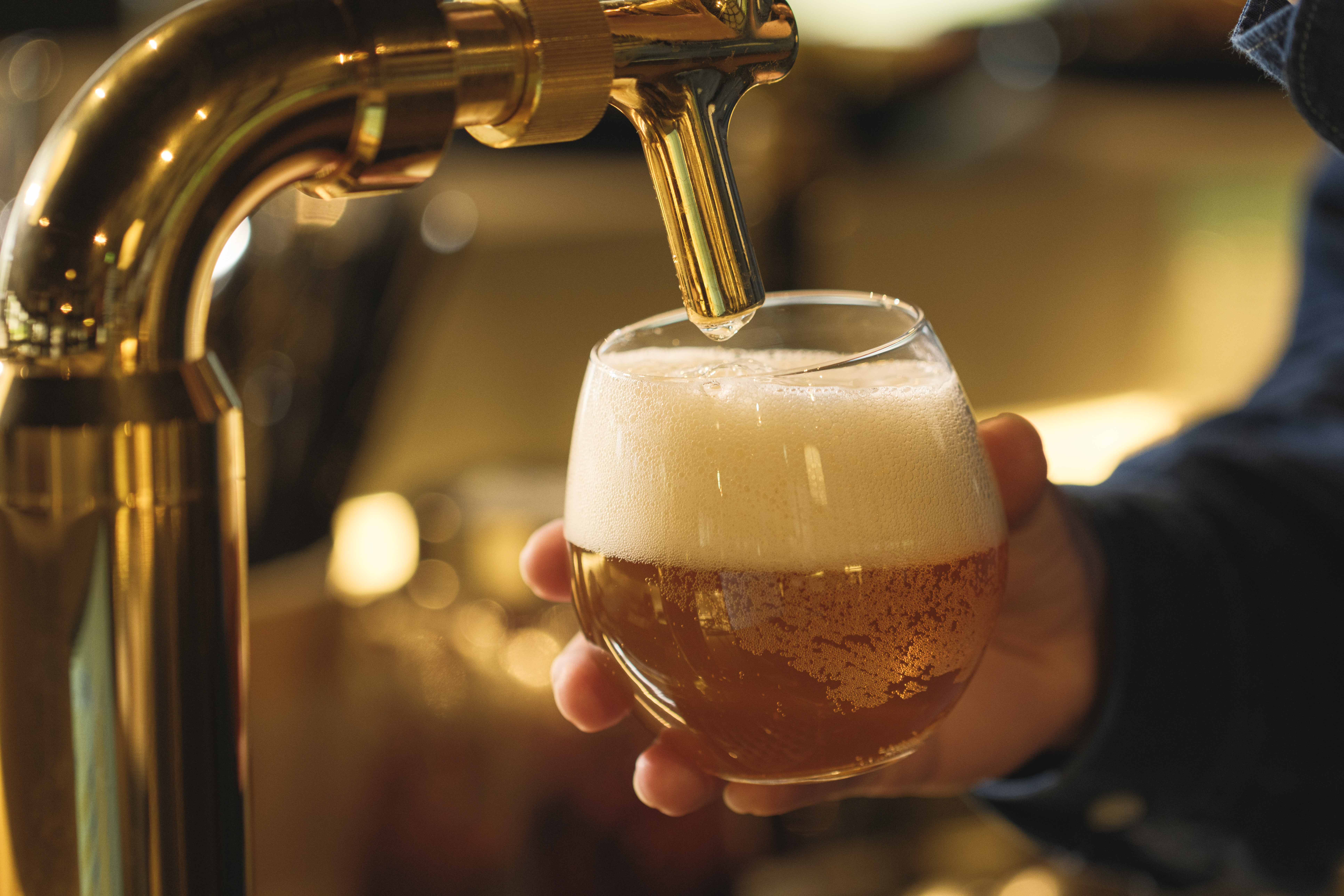 Cafe & Bar｜ラウンジ内カフェ&バーには向かいで醸造する羽後麦酒のクラフトビールも