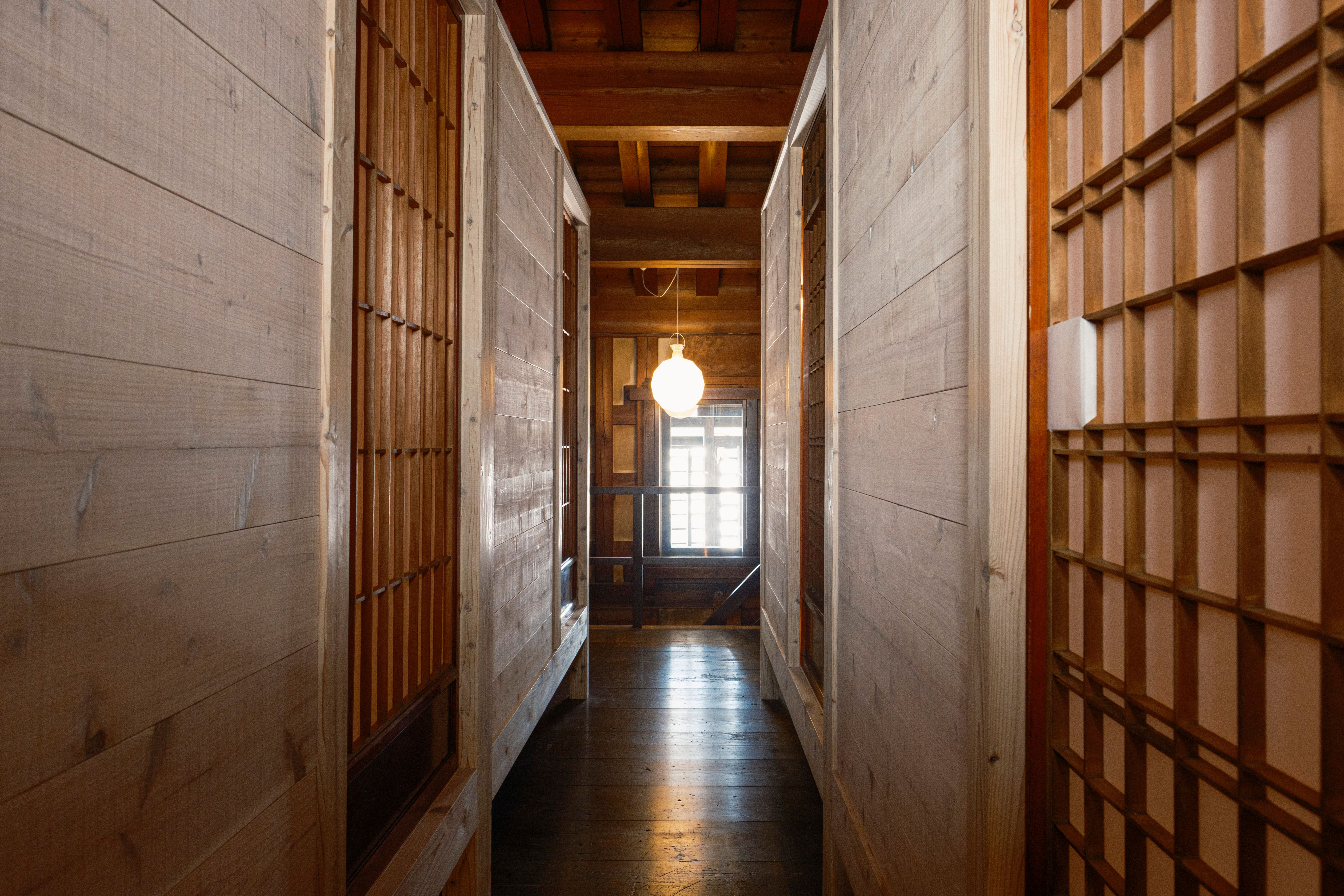 Box Room｜秋田杉を用いたセミダブルサイズのオリジナルベッドが人気のボックスルーム