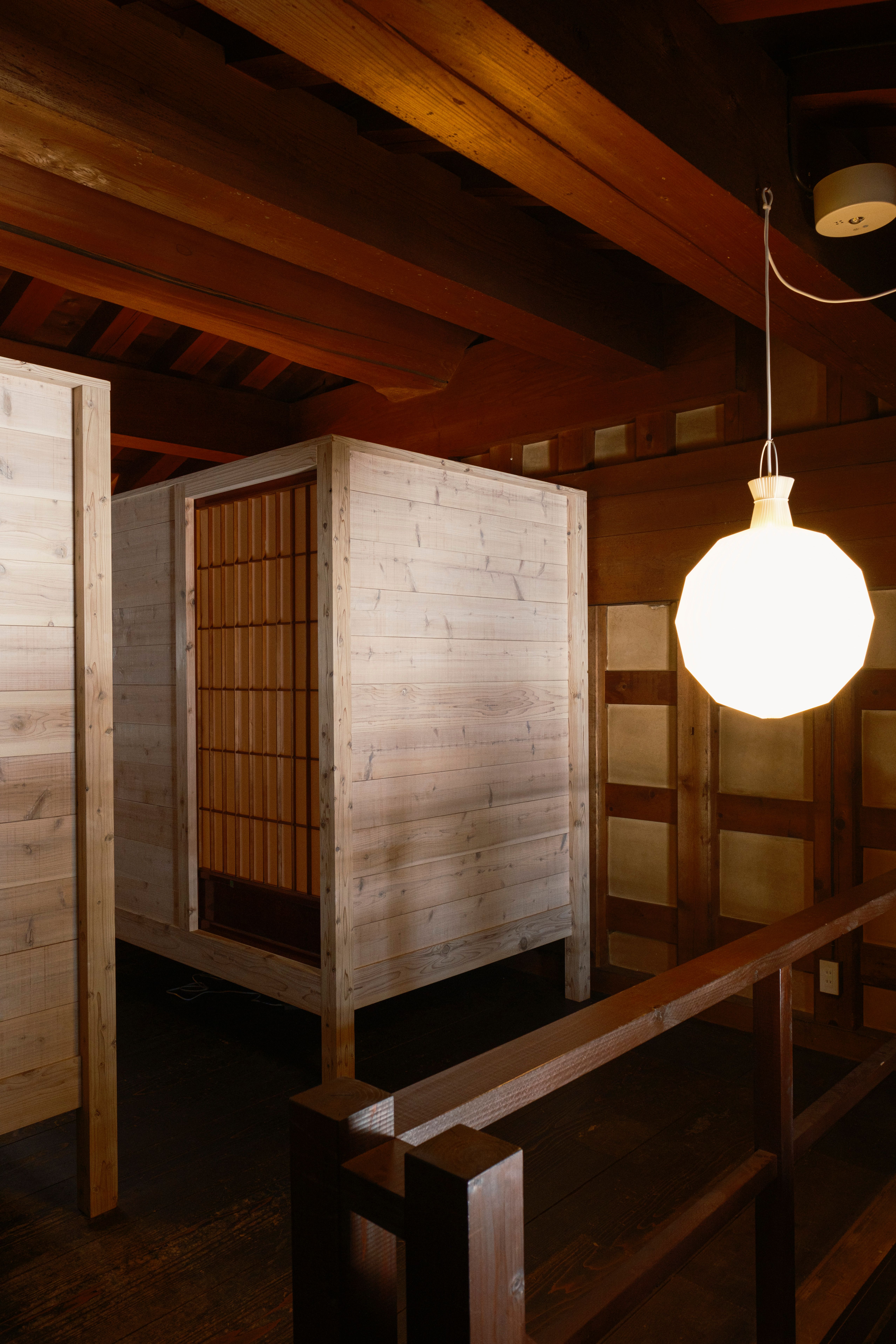 Box Room｜秋田杉を用いたセミダブルサイズのオリジナルベッドが人気のボックスルーム