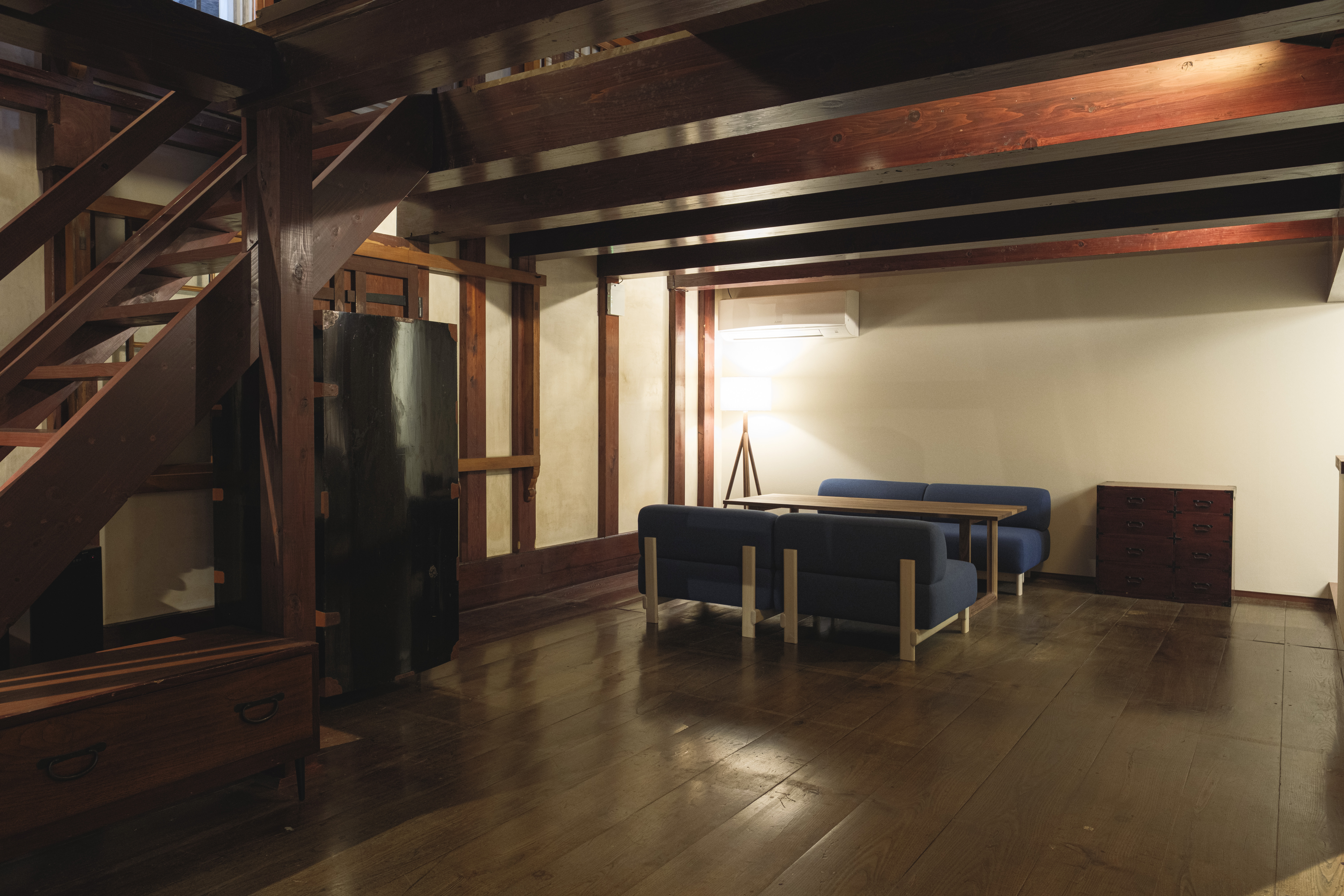 Suite with Aizome｜メゾネットルーム1Fは空間を贅沢に使ったソファダイニング