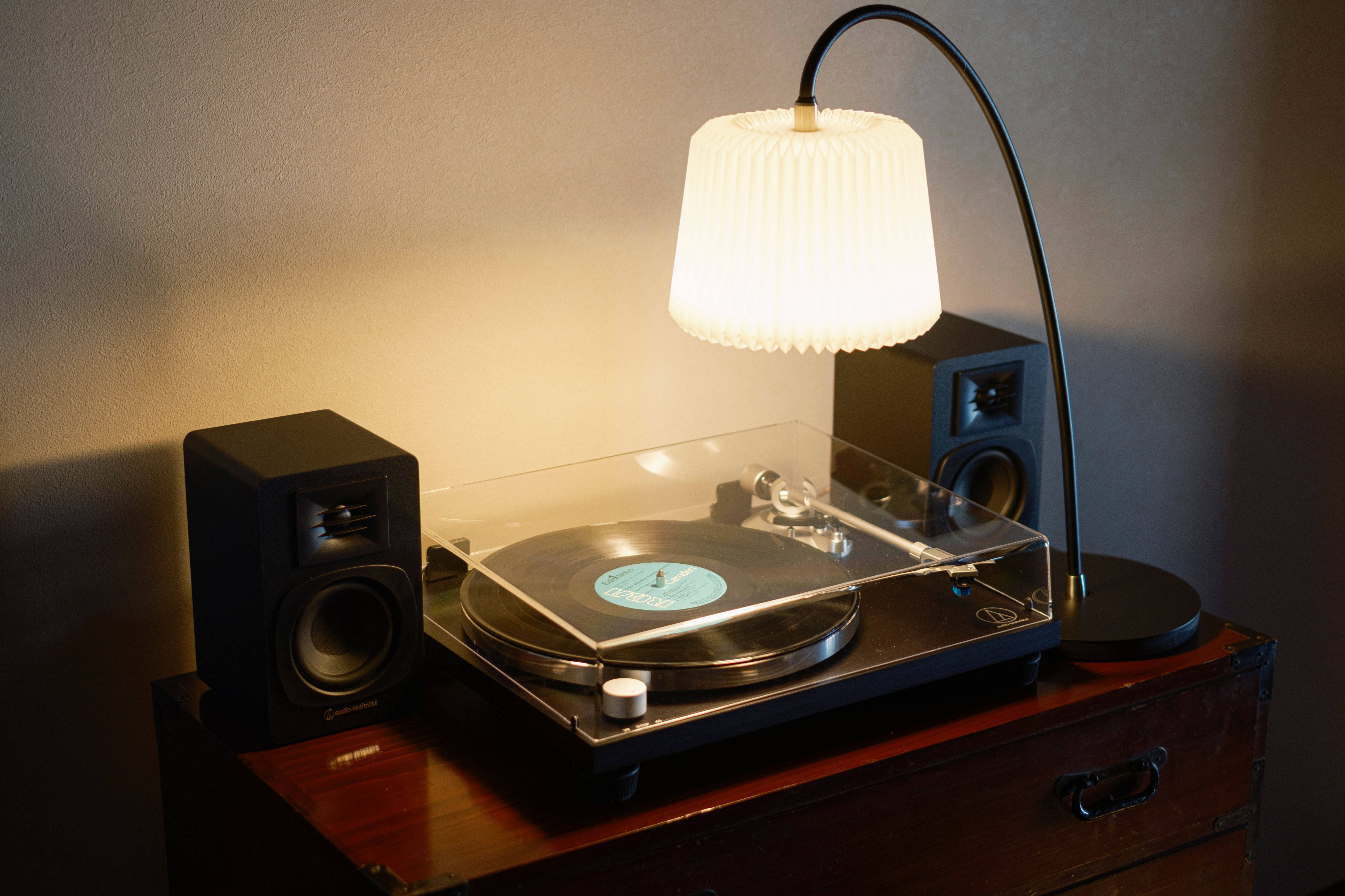 Music｜メゾネットルーム2Fではレコードを聴きながらゆっくり過ごすことができる