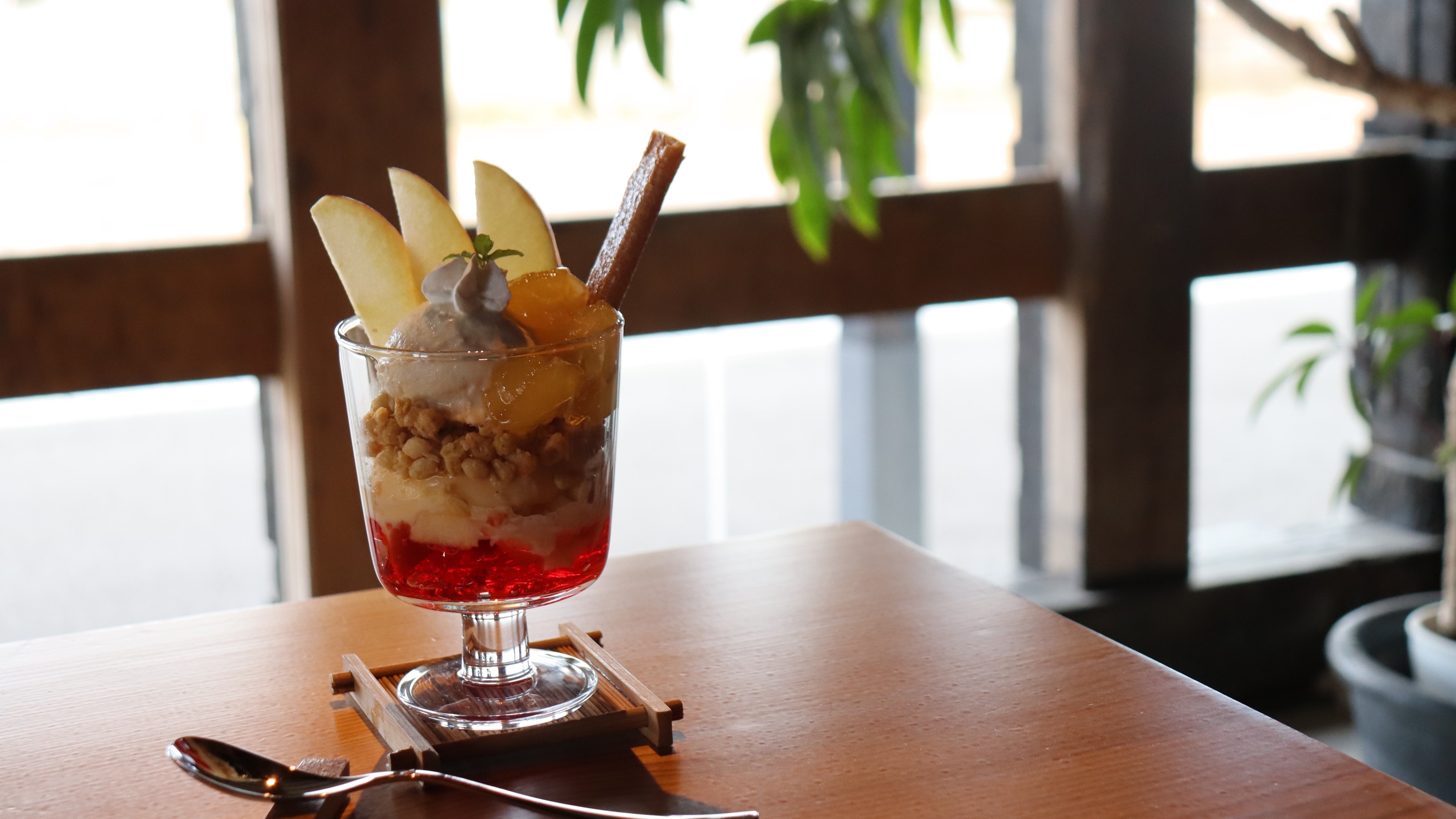 カフェメニュー｜【季節限定】林檎と紅茶のプリンパフェ