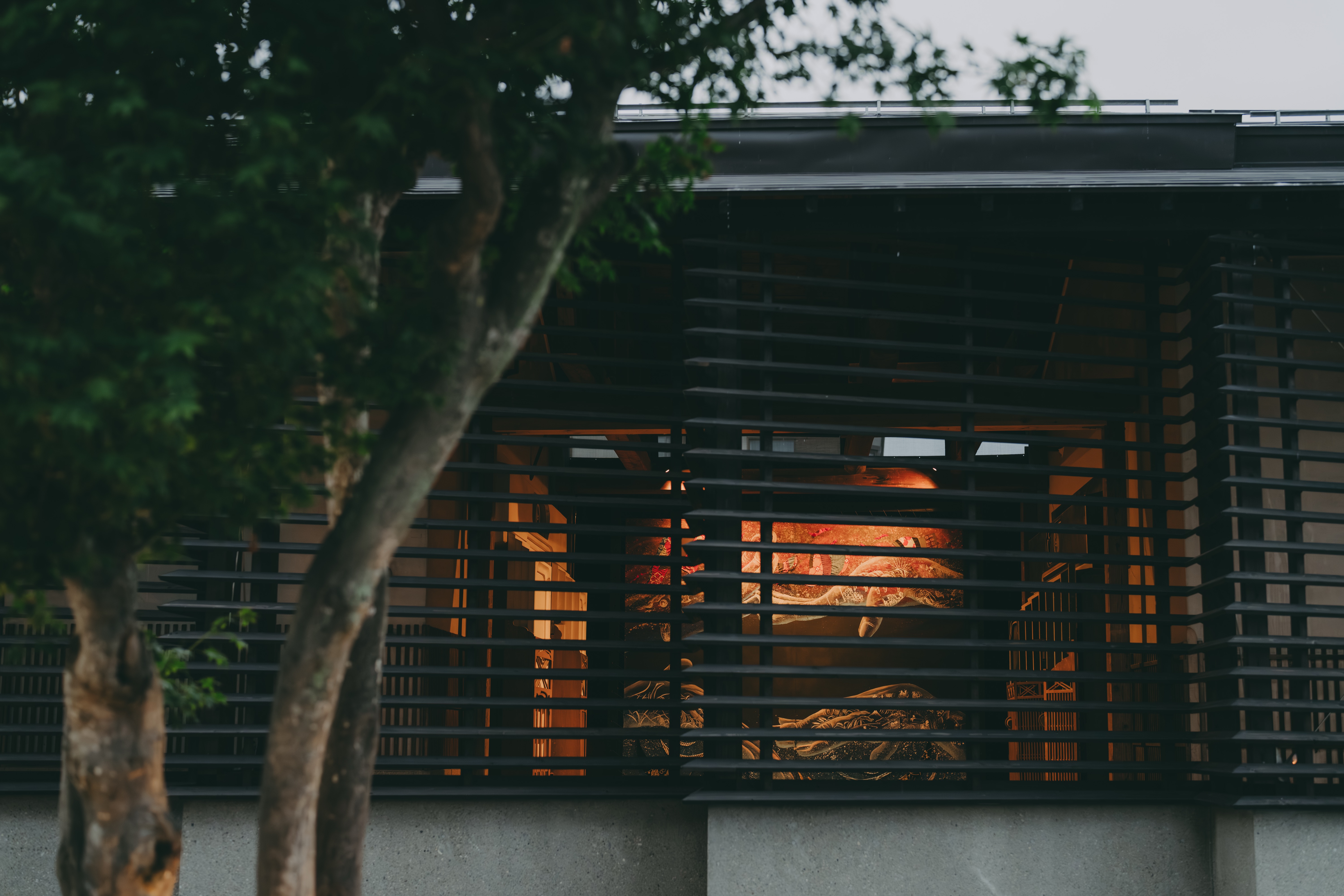 FACADE｜ラウンジ前のひろばからも永沢碧衣氏の大型アート作品「廻流」を鑑賞することができる