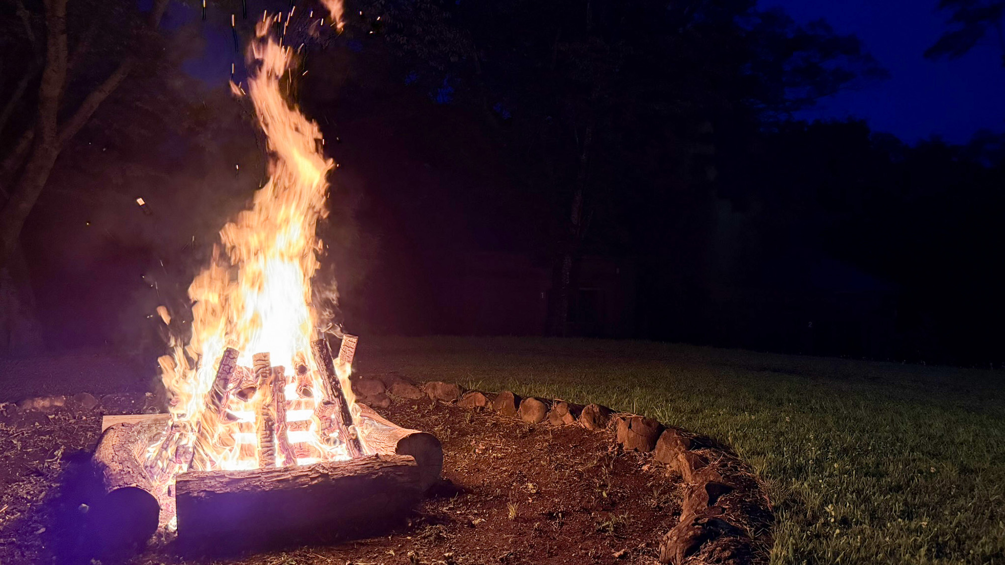 #キャンプファイヤー　キャンプの醍醐味、心温まるキャンプファイヤーで思い出深い夜を♪