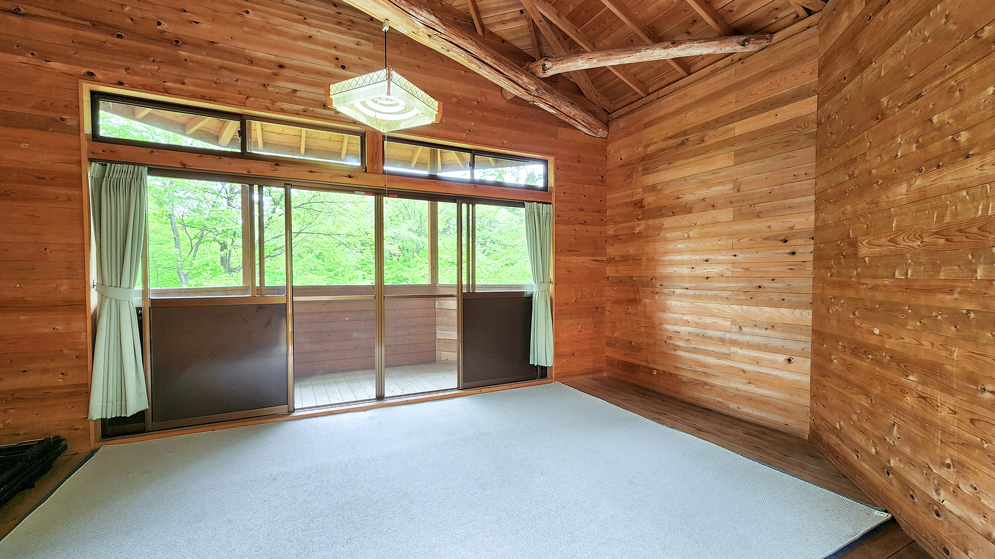 八角形の建物を活かした造りが特徴的