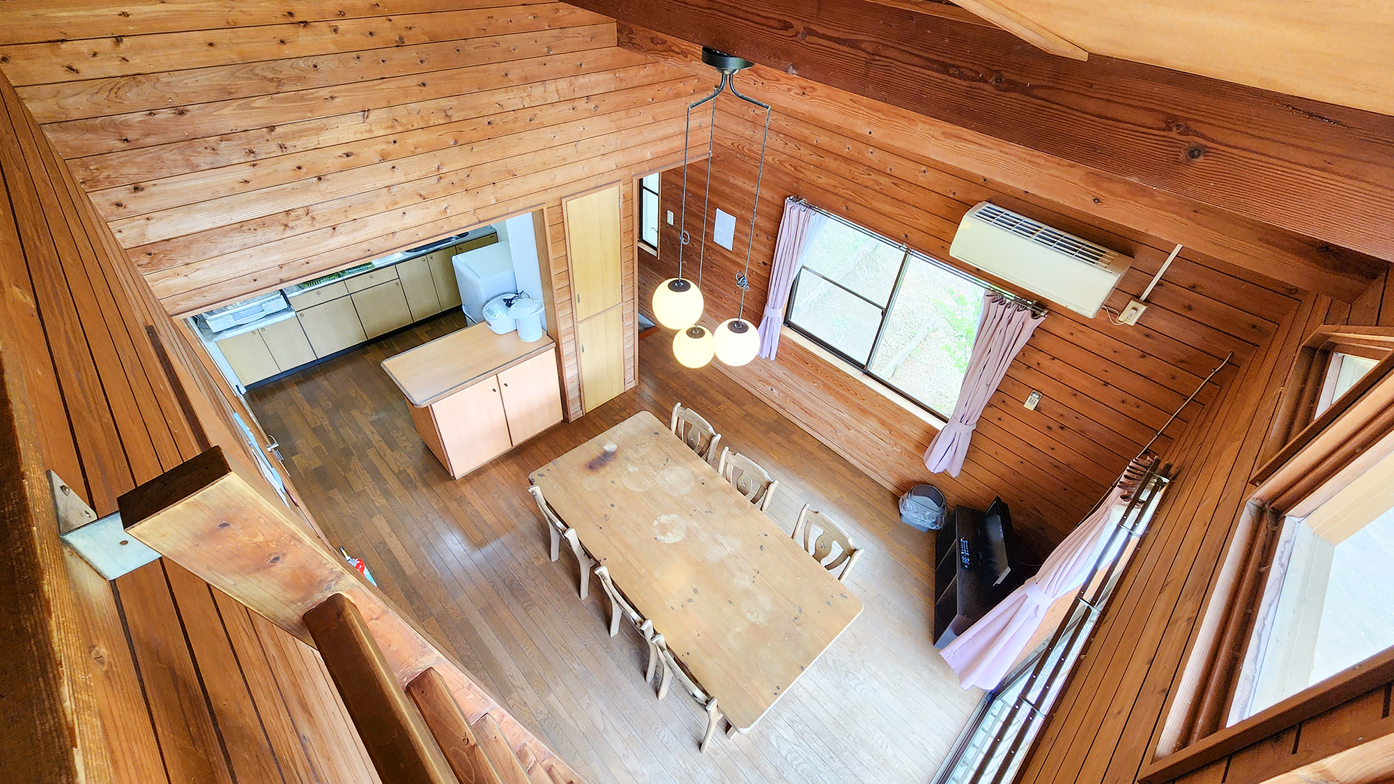 開放感ある吹き抜けの上にはロフトスペースがございます