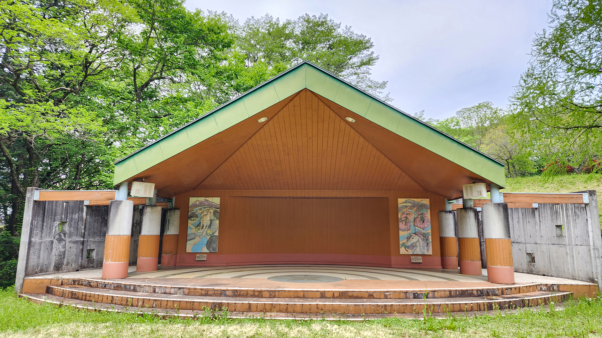 #野外ステージ　広場も併設した野外ステージ。イベントなどのご利用にどうぞ