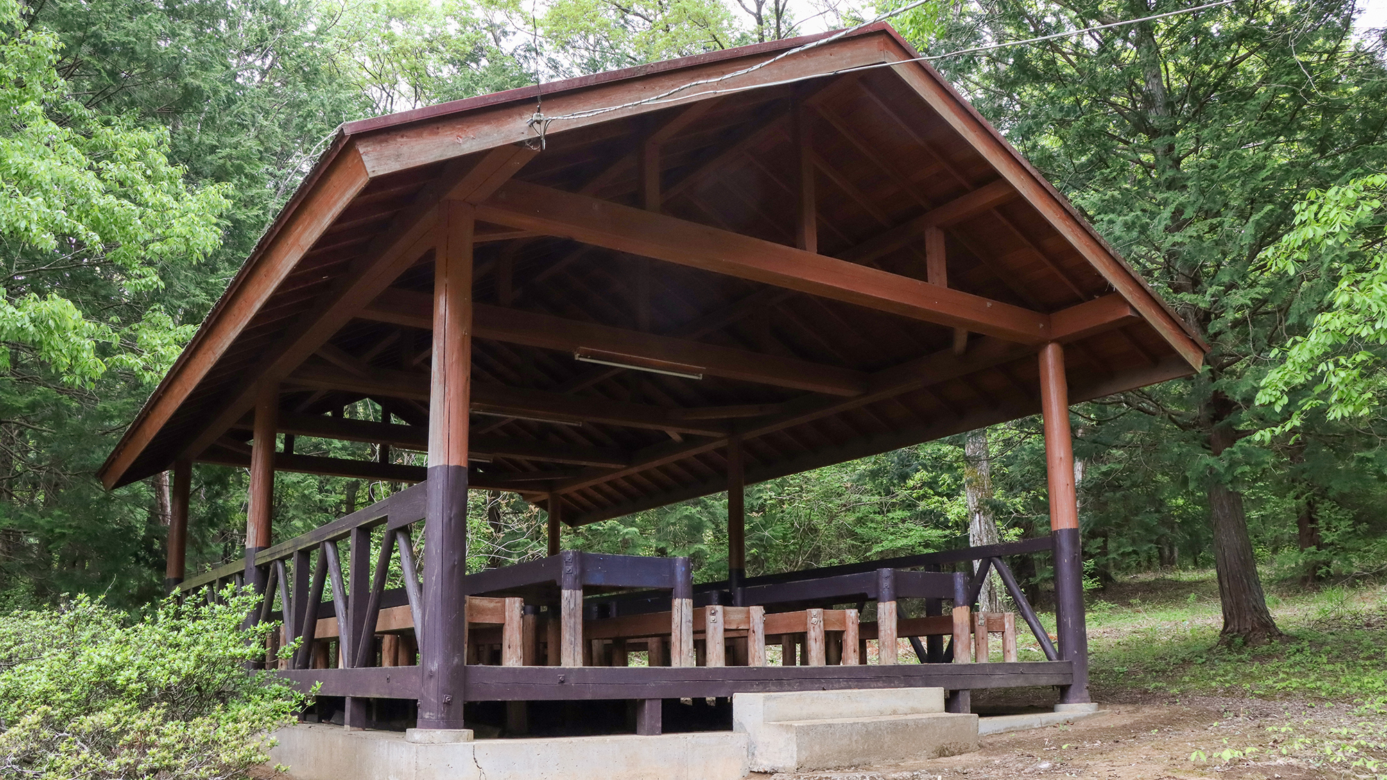 #炊事棟　飲食スペース　屋根付きで雨でも安心♪