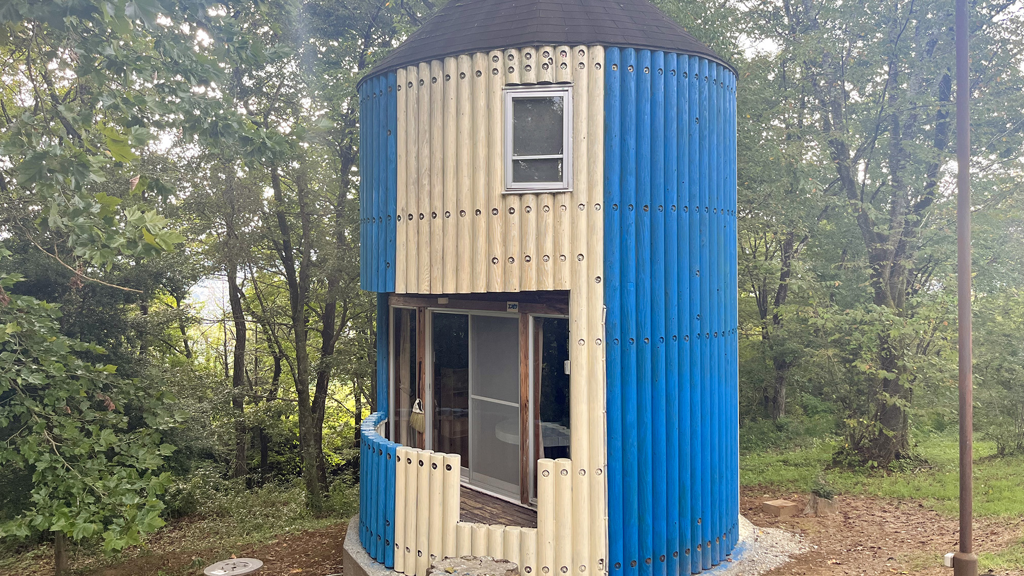 #えんぴつタイプ　えんぴつのようにユニークな形をした「えんぴつバンガロー」可愛らしいデザインと快適な