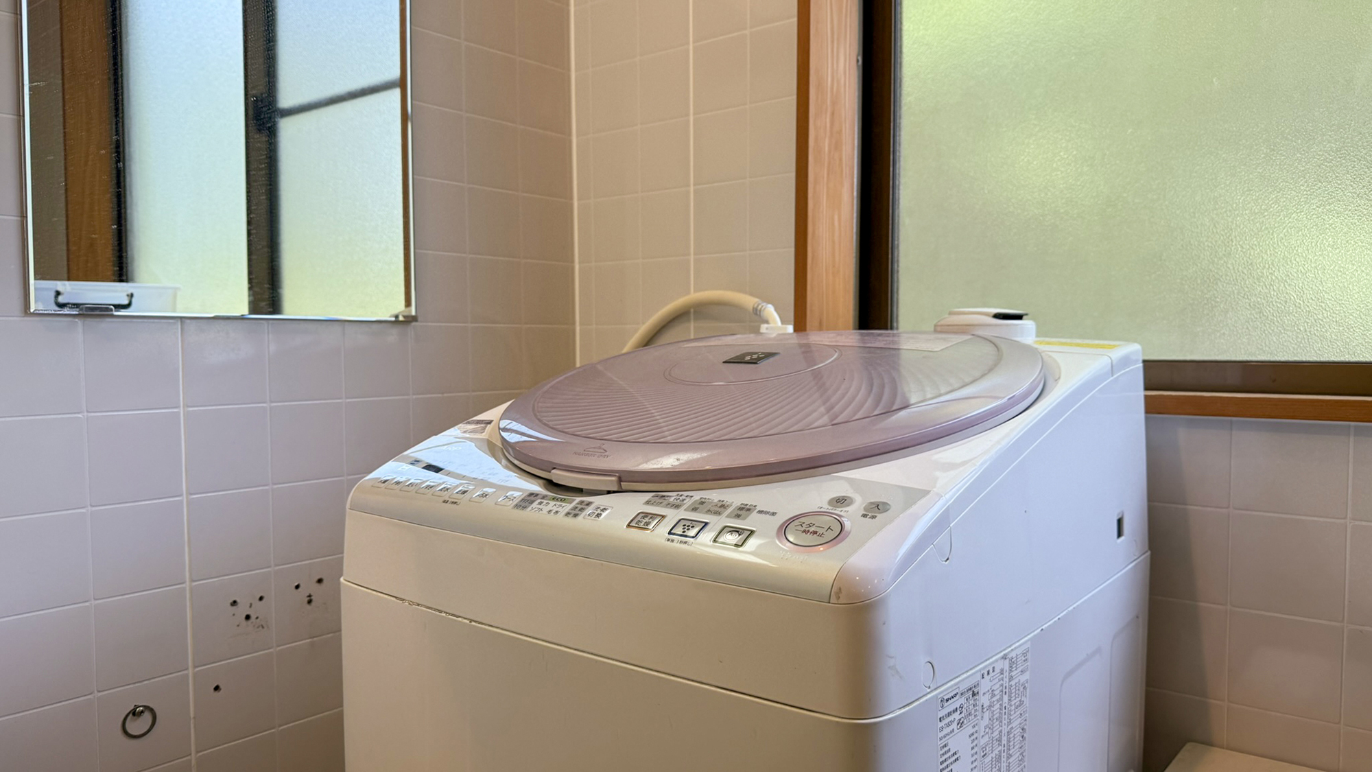 #管理棟シャワールーム内洗濯機