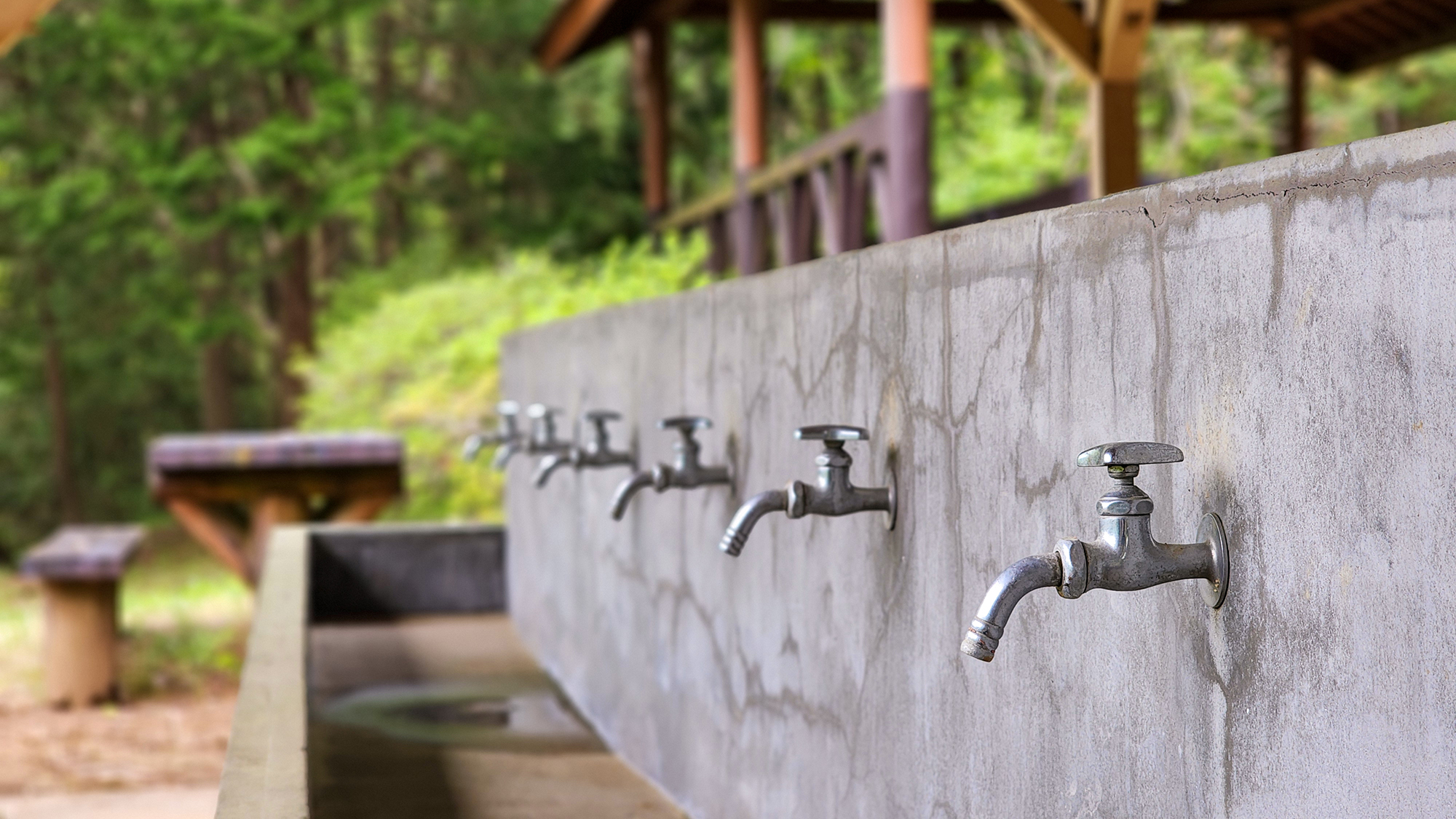 #炊事棟　洗い場も多く調理や後片付けも快適