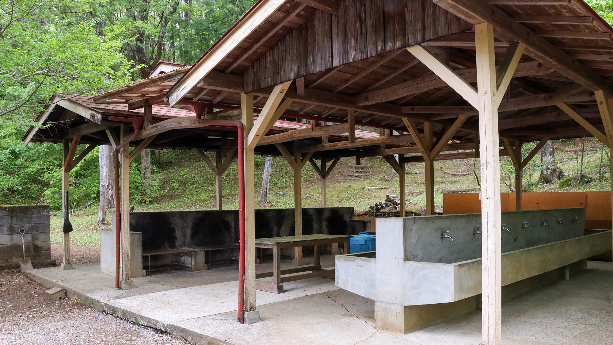 #炊事棟　ゴミや使用した炭なども施設内で処理できます