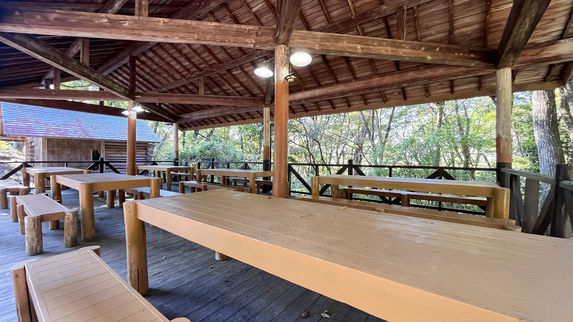 #炊事棟 四季を感じる自然の中でBBQをお楽しみください。