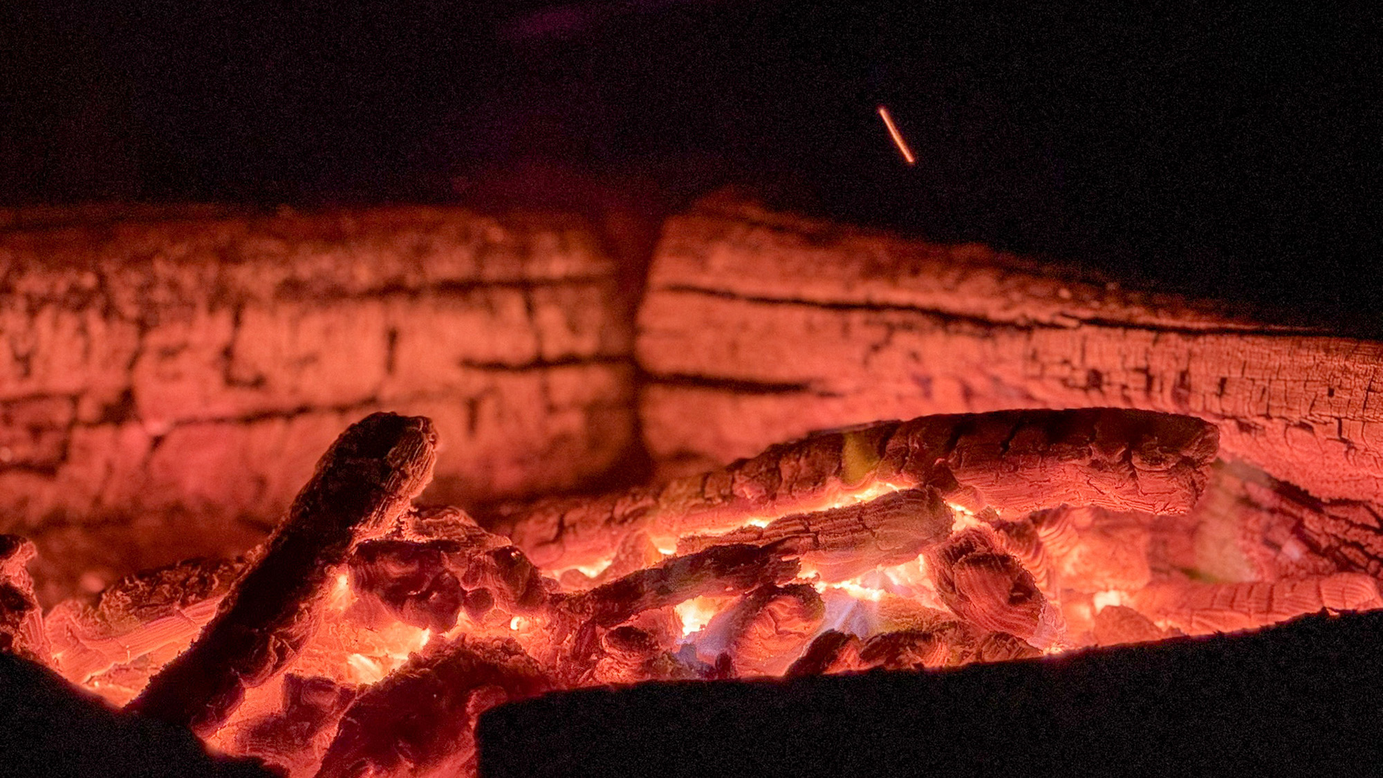 #キャンプファイヤー　炎の揺らめきと夜風に包まれる、アウトドアならではの贅沢な時間を