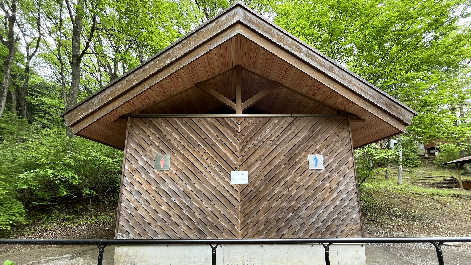 #園内共有トイレ　屋外にある共用トイレ