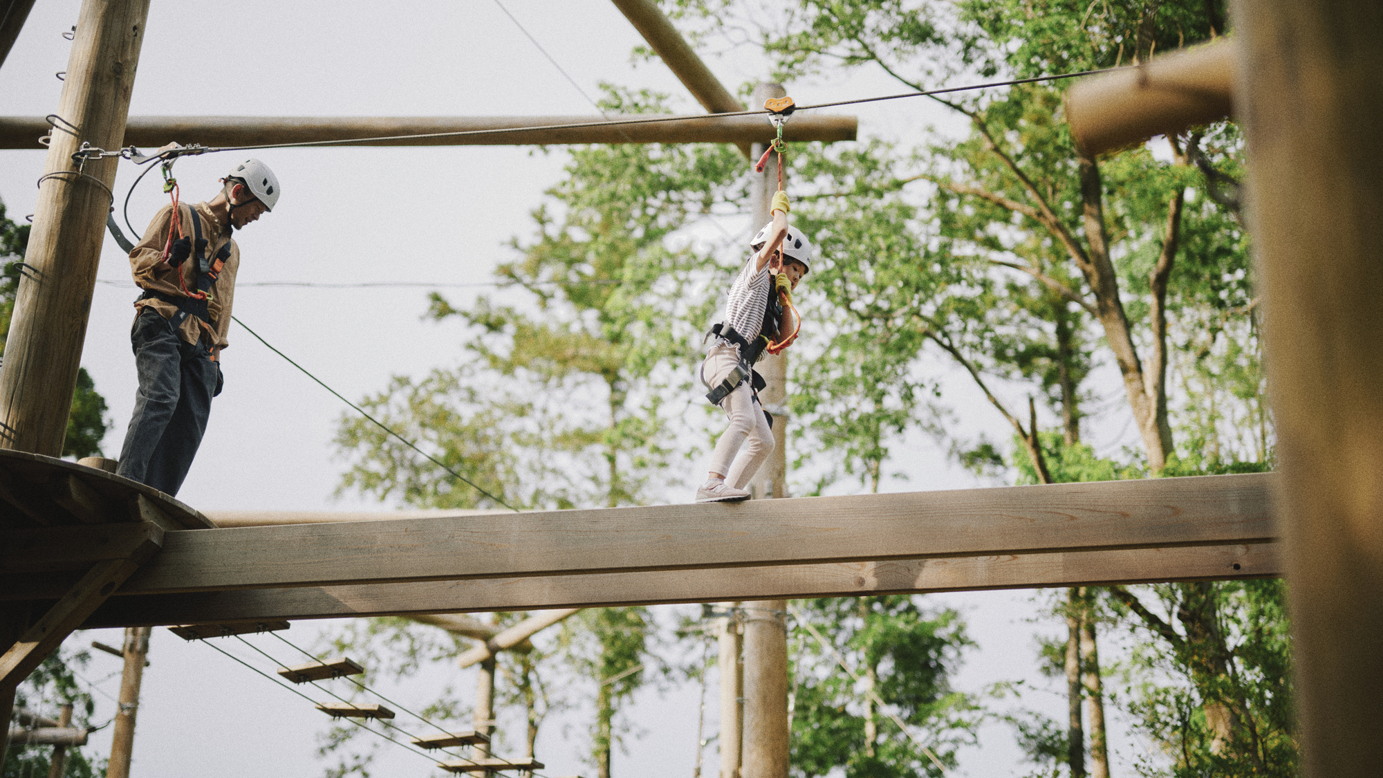 木の柱の上に設置されたロープや橋などの様々な障害物をクリアしながら進む屋外型アスレチックです。難易度が異なる5コースがございます。大人気のジップラインは最長100mで、全4箇所にございます。ハーネスやヘルメットを着用し、安全に楽しく空中散歩が可能です。未就学児対象のキッズコースは地上60㎝以上の高さがあり、保護者が伴走しながら一緒に楽しめます。