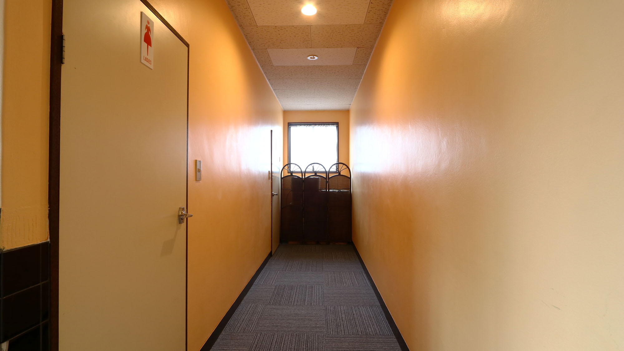 通路♢スリッパを履いてご移動ください*