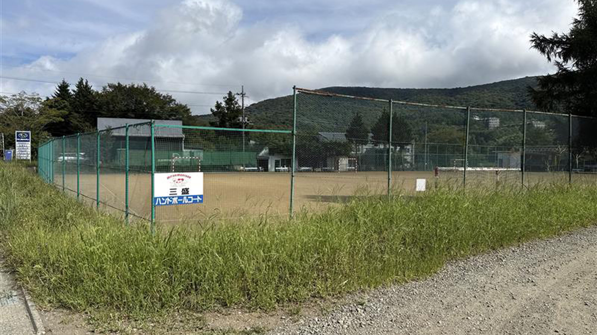 【ハンドボール・フットサルコート】国道729号線「平野自動車整備工場」に隣接しています*