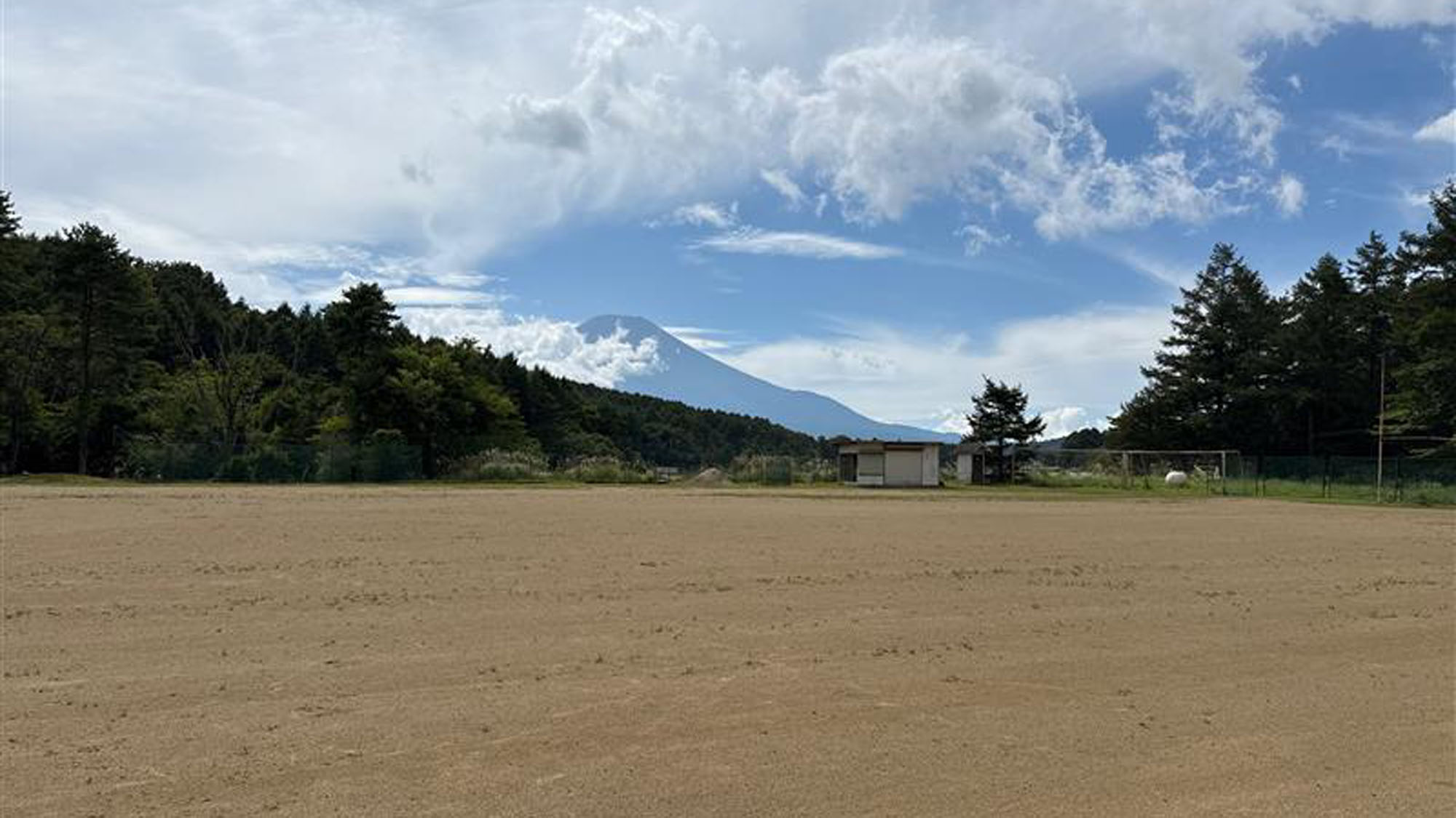【グラウンド】富士山を前にトレーニングが可能です*