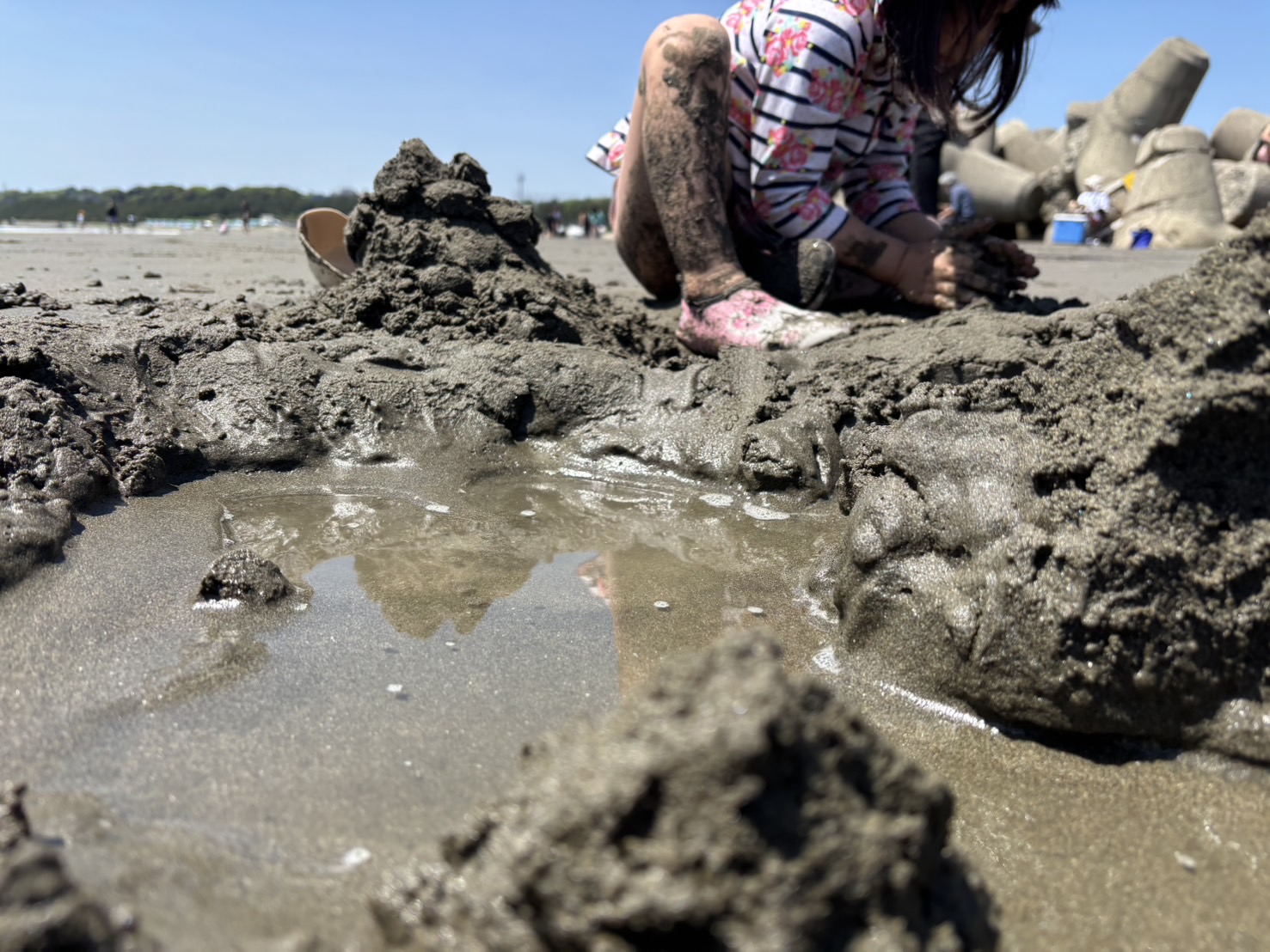 近くの海岸で砂遊び