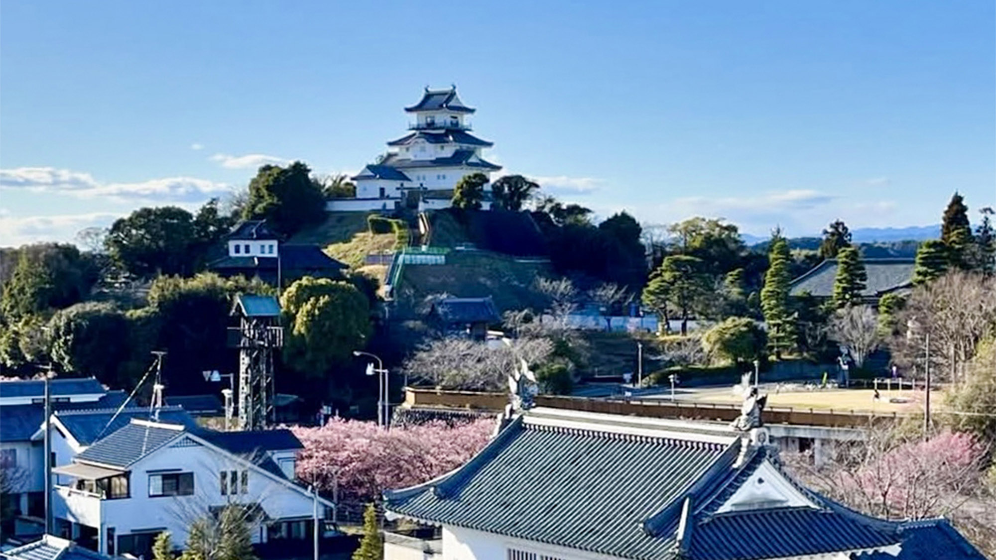 ・【掛川城】青空に映える天守閣に圧倒されること間違いなし。歴史を感じる和の滞在をお楽しみください