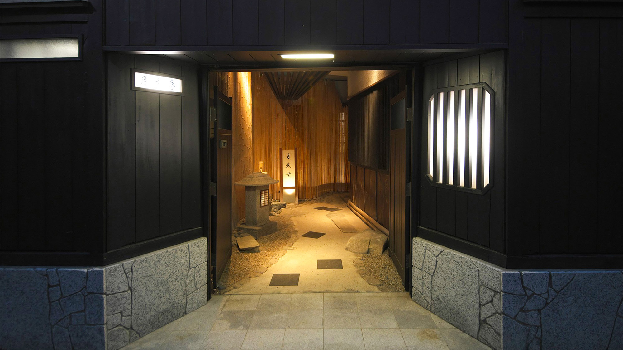 ・【エントランス】柔らかな灯りがお客様をお出迎え。夜の到着でも安心してお越しいただけます