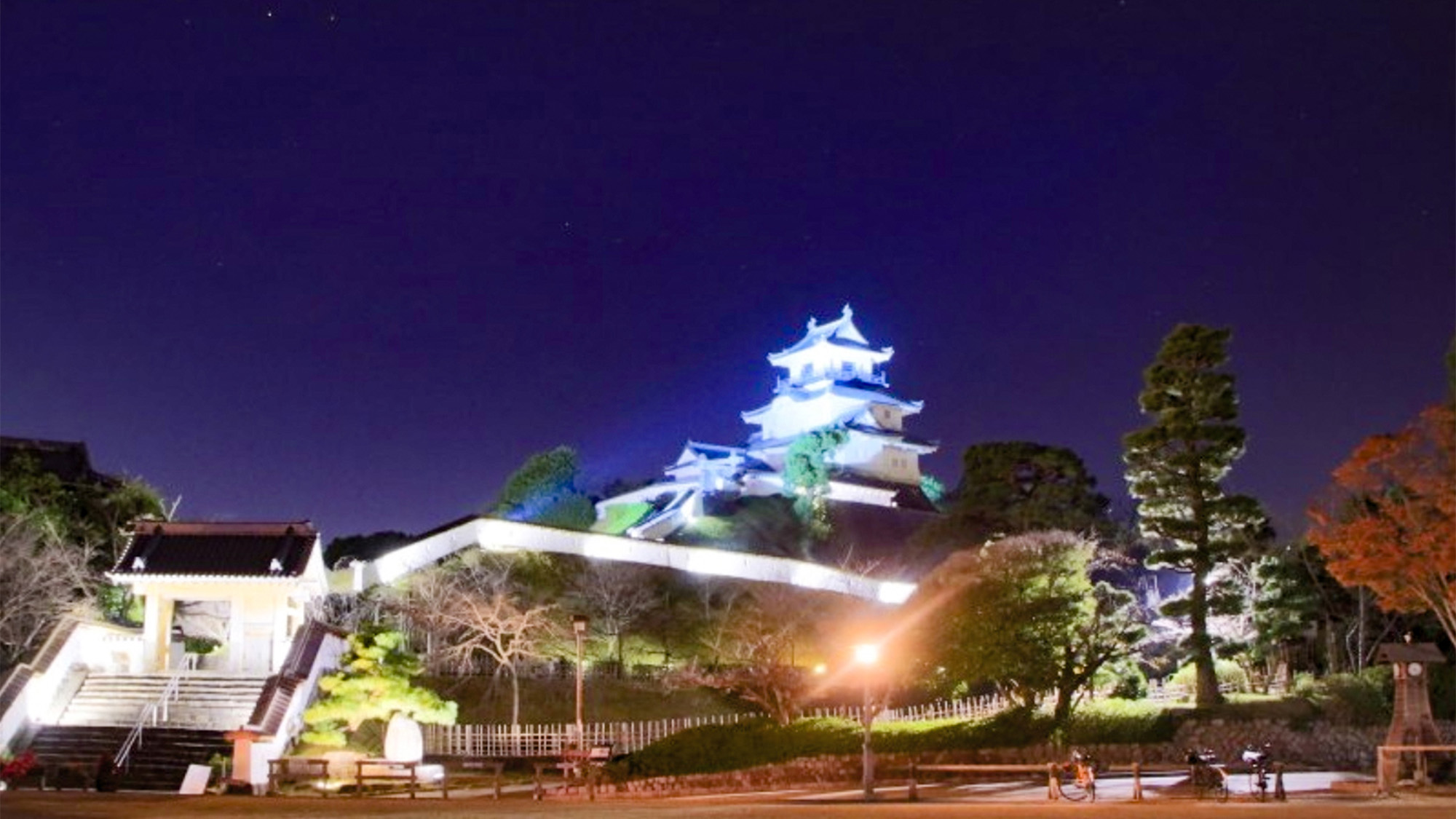 ・【掛川城】夜の天守が凛と輝く、幻想的な掛川城をお楽しみください。食後の散歩にもぴったりです◎