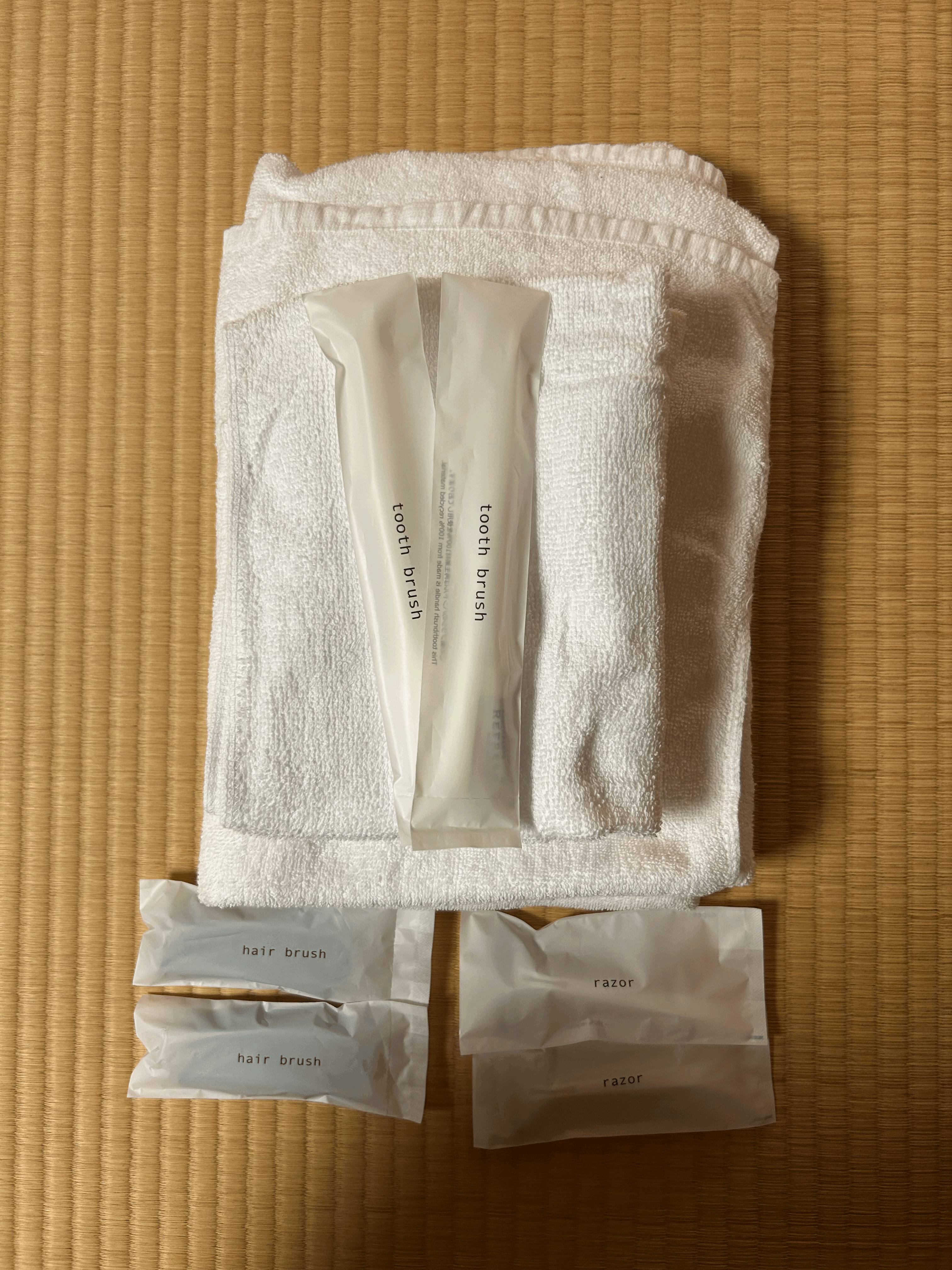 歯ブラシ、ヘアブラシ、髭剃り、タオル類